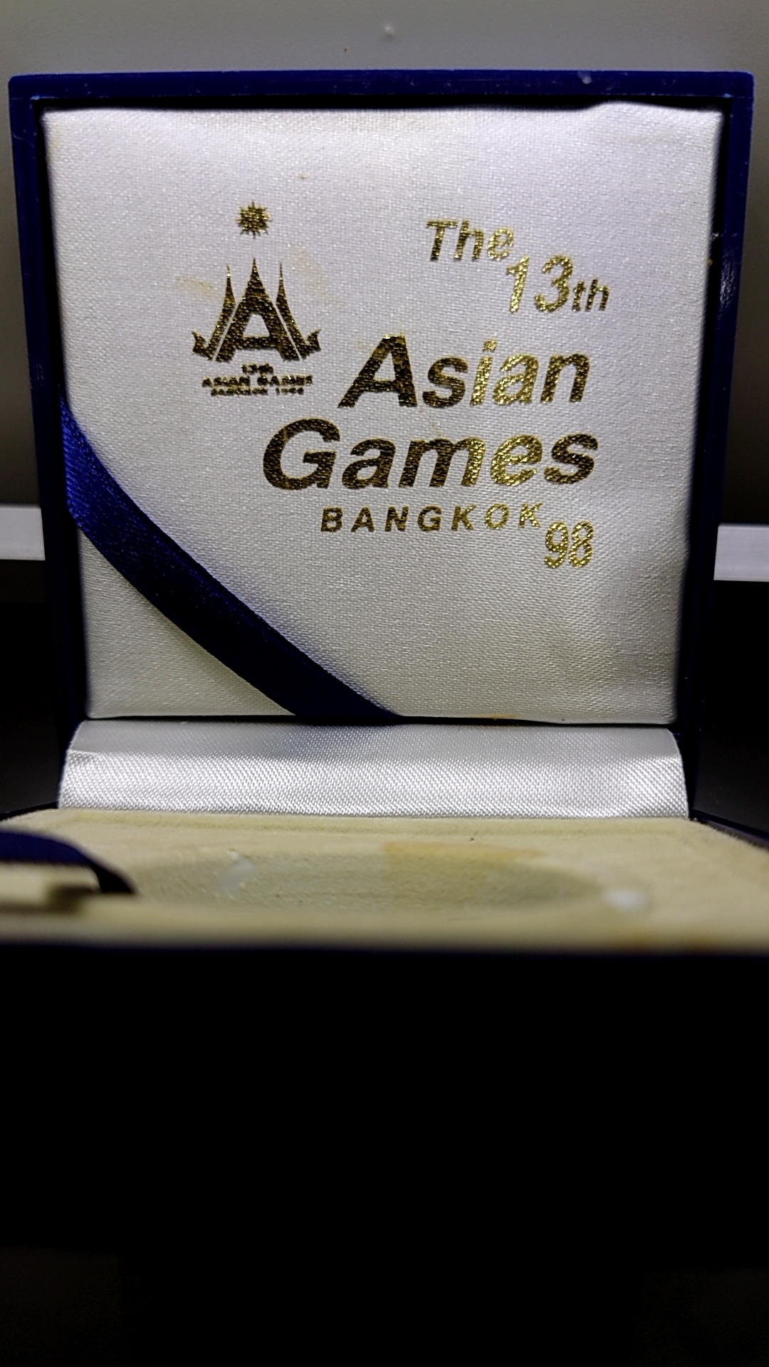 เหรียญเคลือบเงินแท้ 99.99 % ขัดเงา ที่ระลึก เอเชี่ยนเกมส์ครั้งที่13 พร้อมใบเซอร์ กล่องเดิม 2541