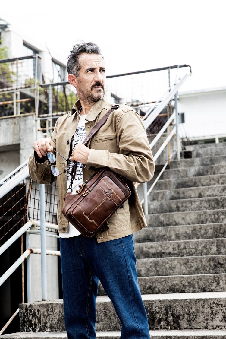 กระเป๋าคาดอกผู้ชาย หนังแท้100% พกพาสะดวก ใส่สมุด ใส่ iPad และของใช้ส่วนตัวได้ CODE:B041