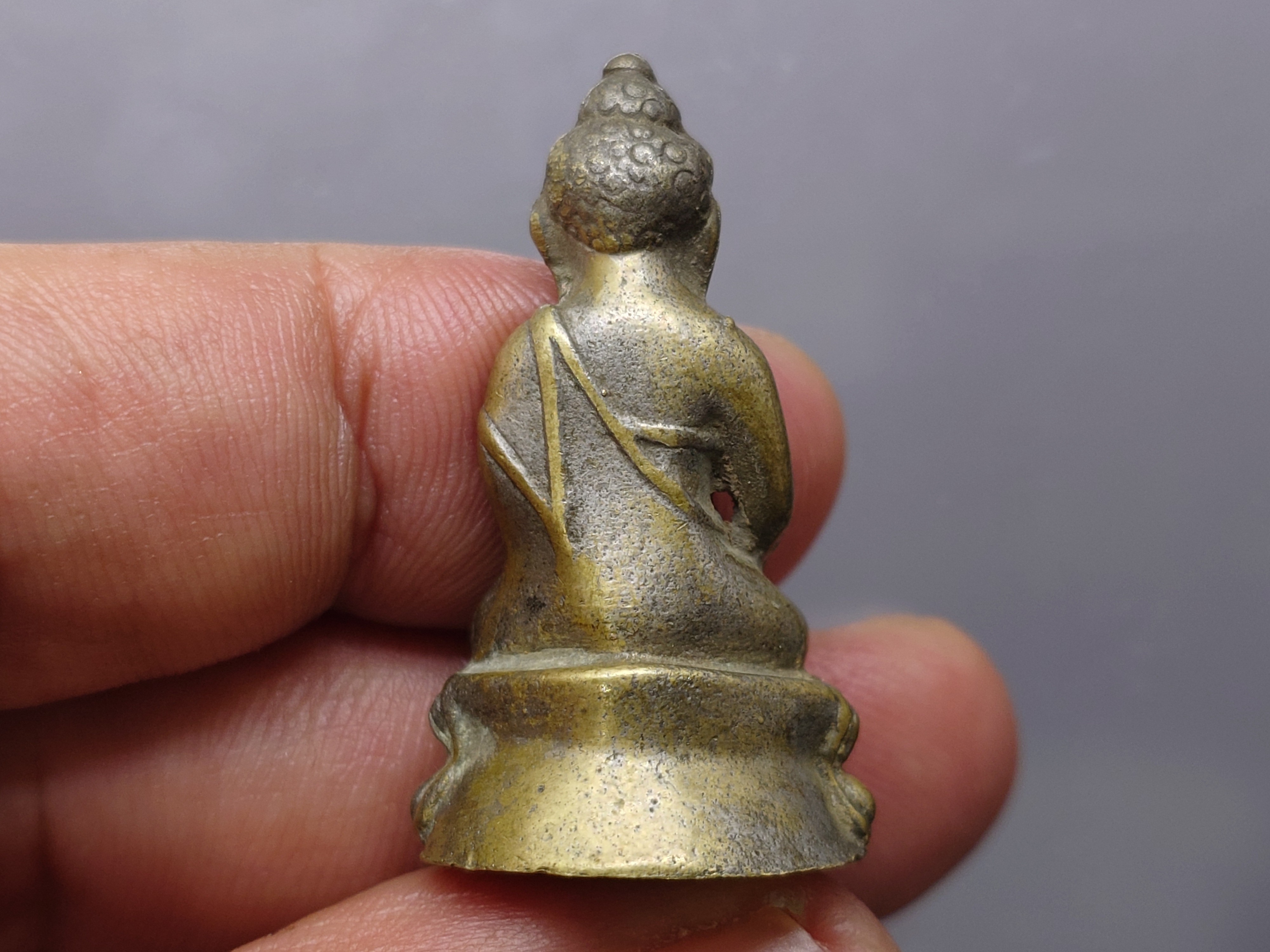 พระกริ่ง สว. สมเด็จย่า เนื้อสัมฤทธิ์ ขนาดสูง 3.5 ซ.ม.ในหลวงเสด็จเททอง วัดพระแก้ว จ.เชียงราย ปี2534 พร้อมตลับเดิม