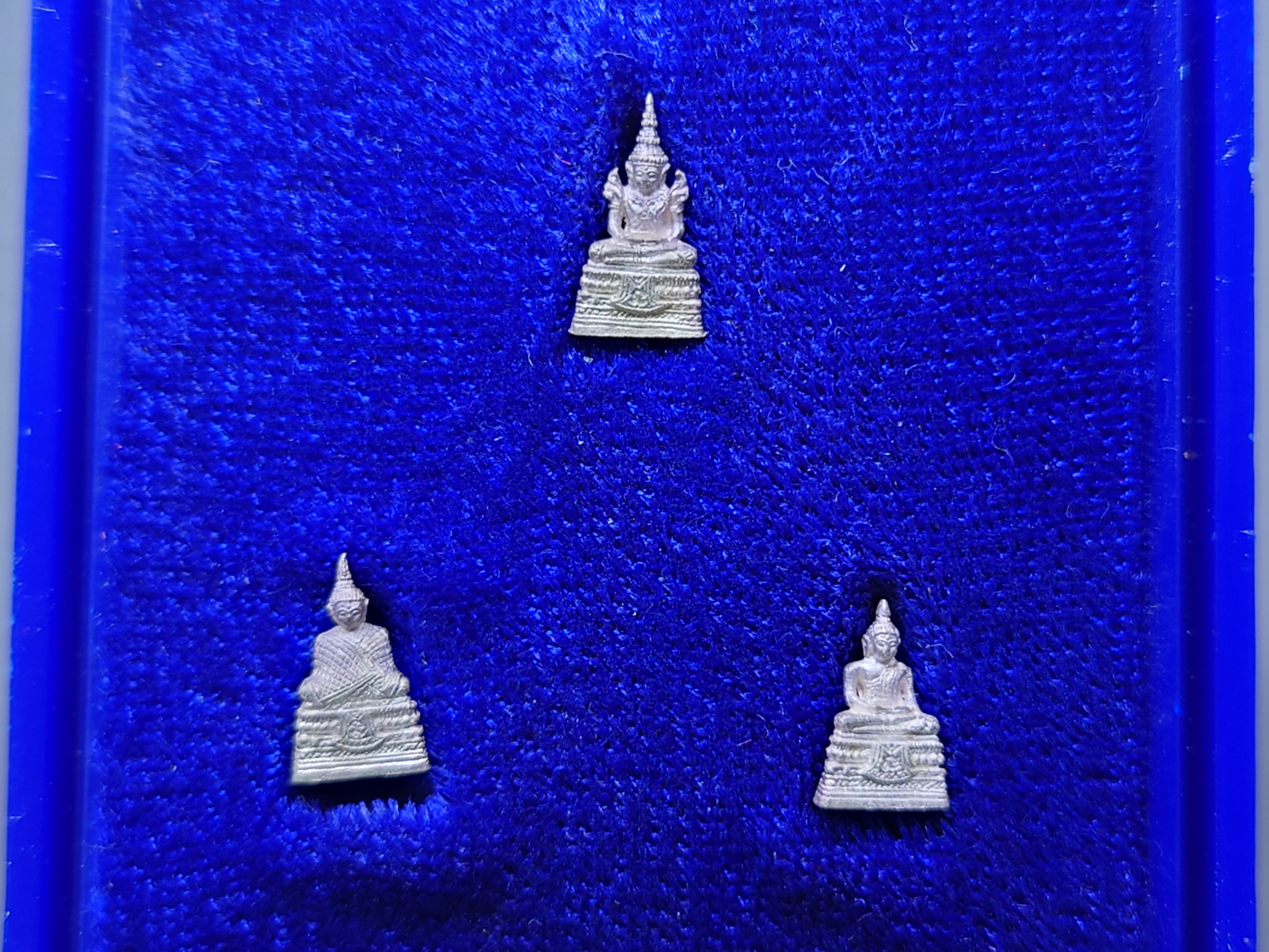 พระแก้วมรกต 3 ฤดู เนื้อเงิน รุ่น 23 ตุลามหามงคล 7 รอบ หลวงพ่อเกษม เขมโก ปลุกเสก สำนักสุสานไตรลักษณ์ ลำปาง ปี2538 พร้อมกล่องเดิม