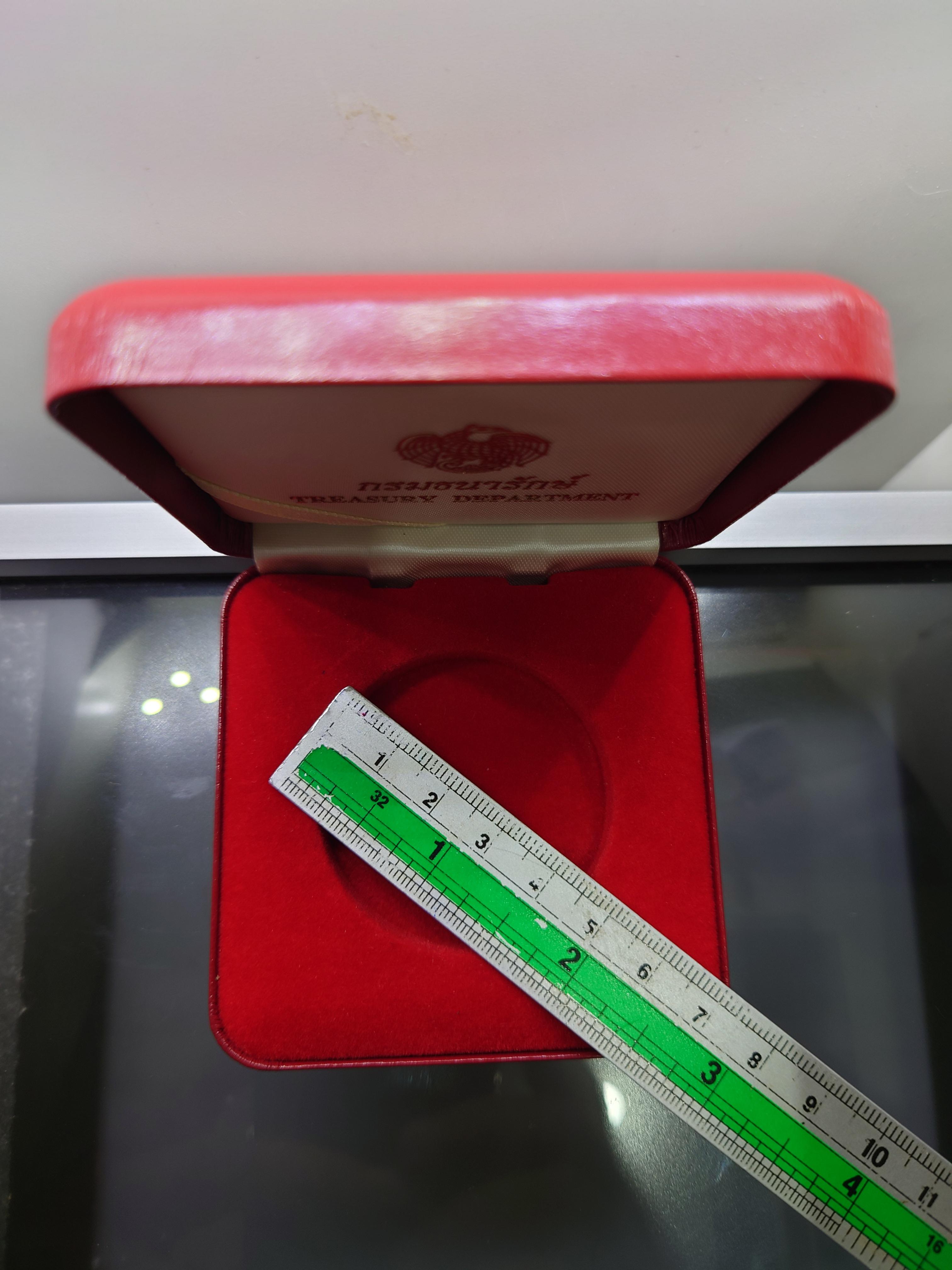 กล่องหนัง ผ่านใช้ กรมธนารักษ์ ขนาด รูใน 45 มิล ขนาดมาตรฐาน ใส่ตลับเหรียญทั่วไป สีแดง