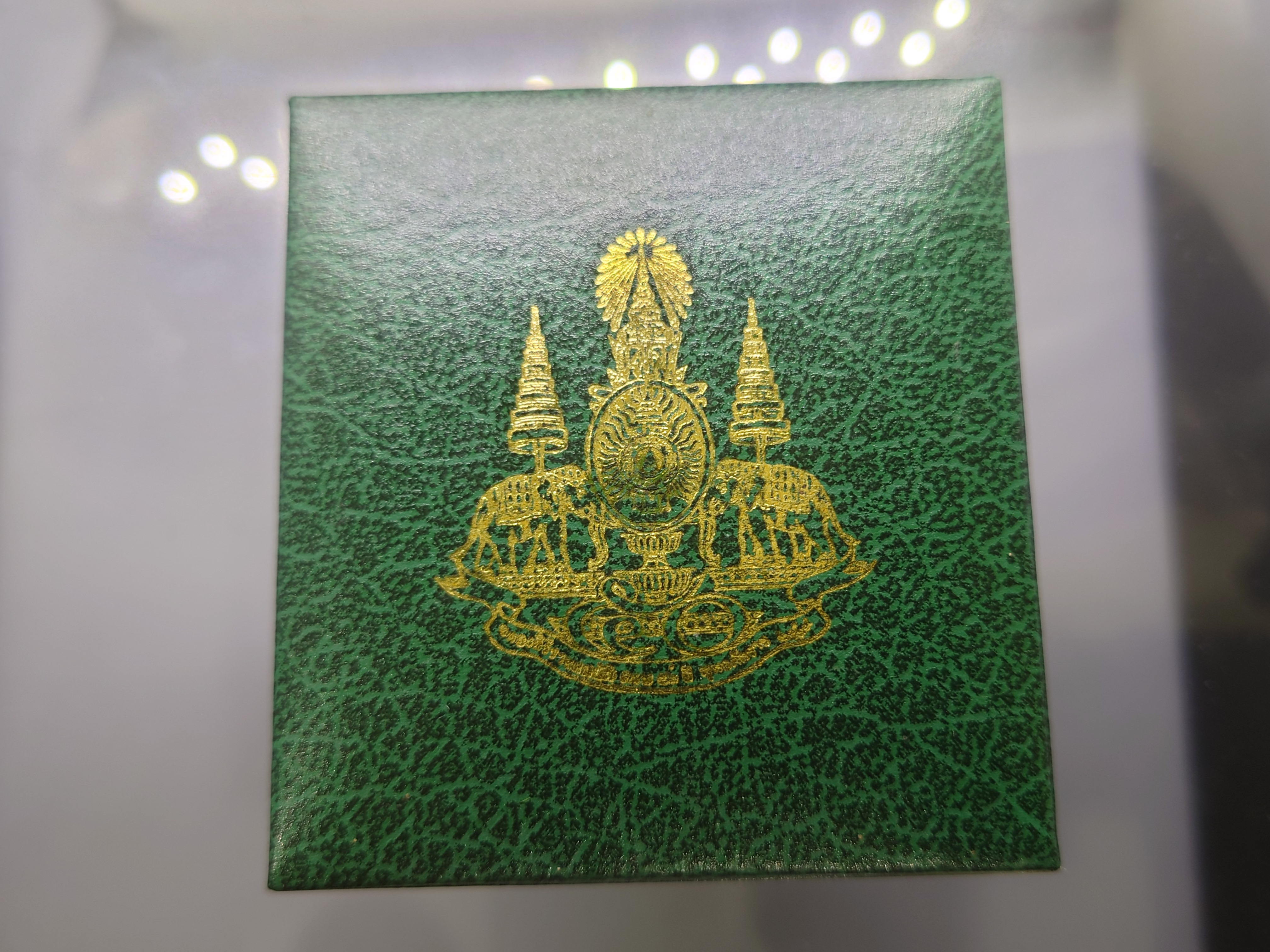 พระพุทธโสธร รุ่นสร้างพระอุโบสถ เนื้อเงิน (พิมพ์ใหญ่).ขนาด 2.5 เซน ปี 2539 พร้อมกล่องเดิม ฝากล่องชำรุด