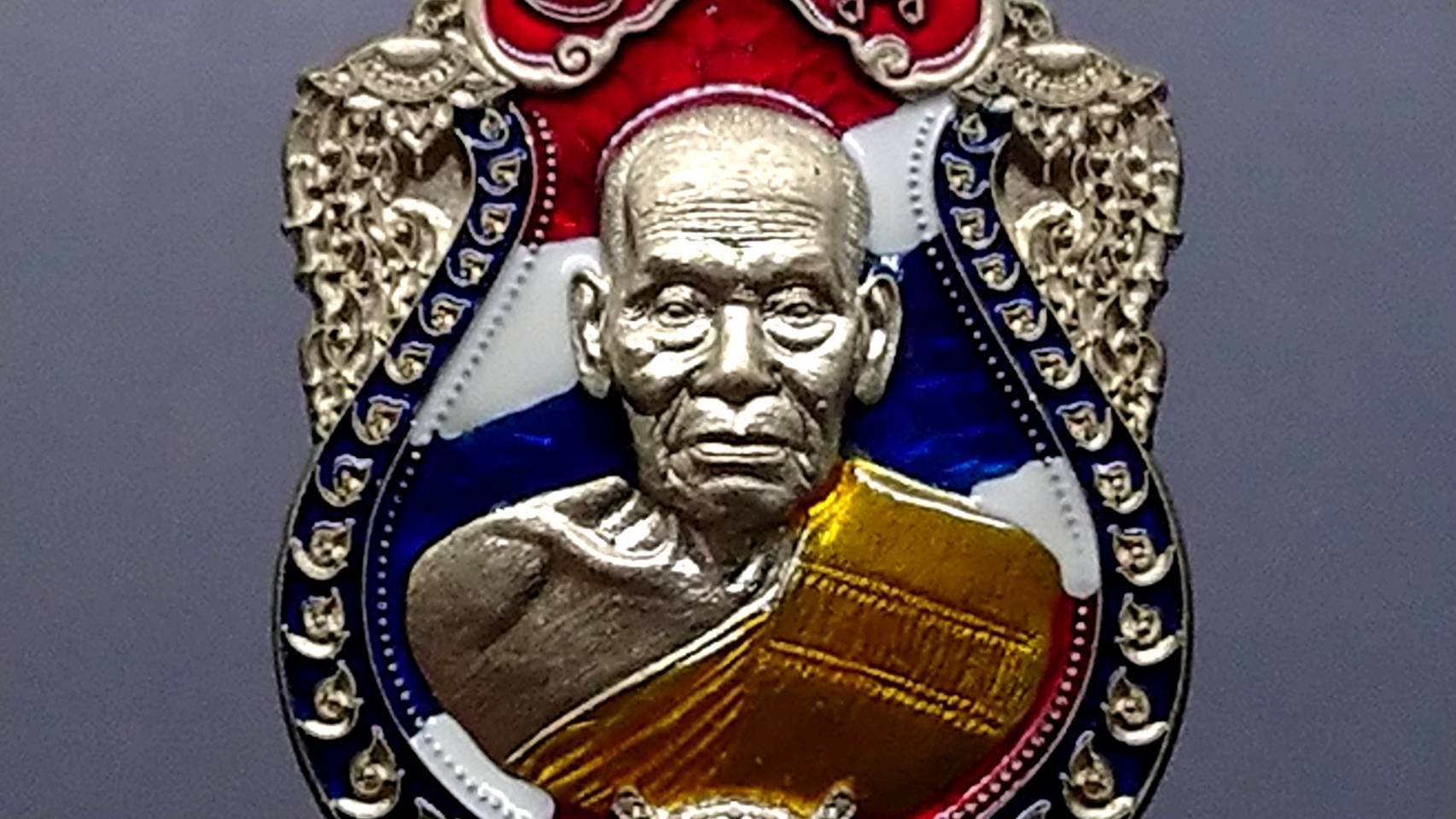 เหรียญเสือคาบดาบ รุ่น2 เนื้ออัลปาก้า ตอกพิเศษ(แจกยกลัง) ลงยาธงชาติ หลังยาน้ำเงิน ขอบน้ำเงินซุ้มแดง หลวงพ่อพัฒน์ วัดห้วยด้วน โคท 150