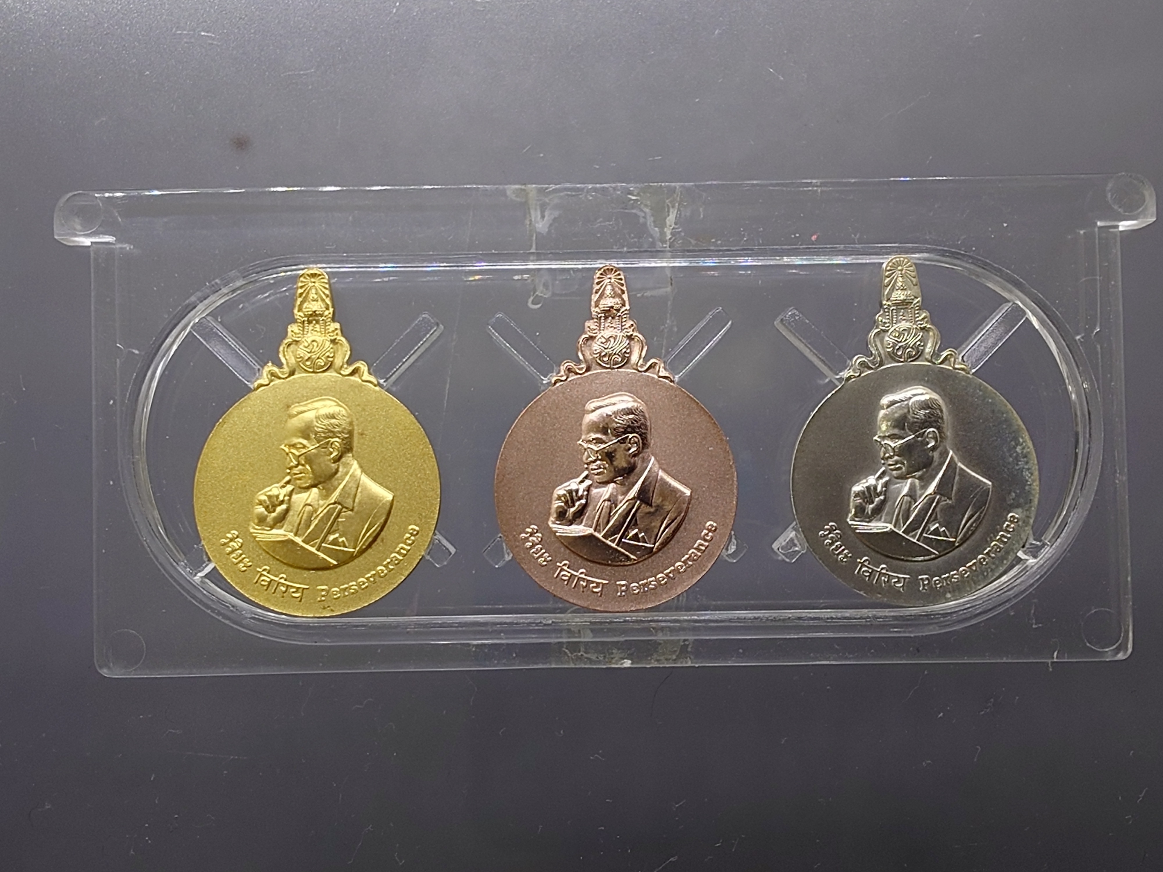 เหรียญพระมหาชนก ครบชุดทองคำ พิมพ์เล็ก (เนื้อทองคำ เนื้อนาค เนื้อเงิน) ปี2542 พร้อมหนังสือ