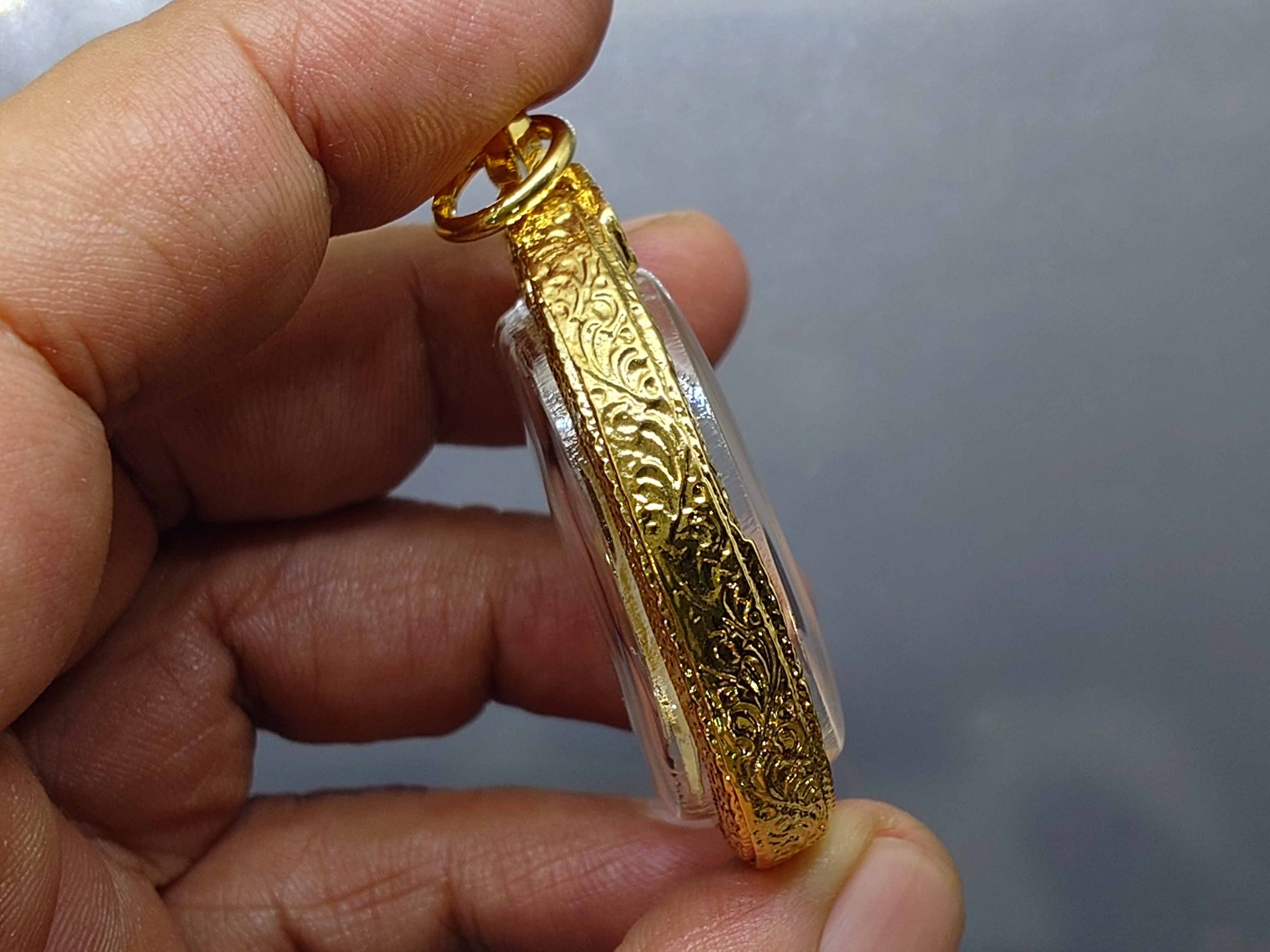 หลวงปู่ศิลา สิริจันโท เนื้อทองแดงผิวรุ้ง พร้อมกรอบชุบทอง 24 K รุ่นรวยรวยล้าน เทวดารักษา วัดสวนธรรมปิติ จ.กาฬสินธู์ ปี2567 พร้อมกล่องเดิม