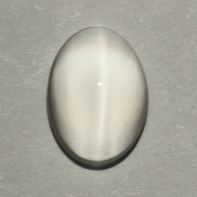 **ขายแล้ว**มูนสโตนตาแมว หรือ มุกดาหารตาแมว (Cat's eye Moonstone) 0.90 กะรัต สีขาว รูปไข่ เล็กๆน่ารัก