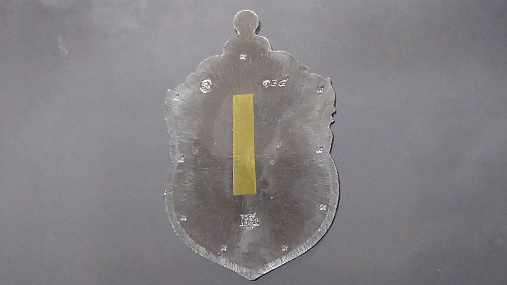 เหรียญเสมาเสือคาบดาบ รุ่น2 ตะกั่วหน้ากากทองทิพย์ หลังเรียบฝังตระกุด ตอก 9 รอบ หัวเสือ หลวงพ่อพัฒน์ วัดห้วยด้วน โคท 185(SKU-03376)