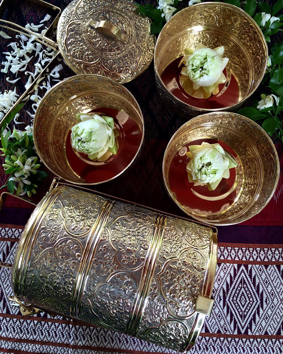 ปิ่นโตทองเหลืองโบราณ 4 ชั้น ลาย พันธุ์พฤกษา สลักลาย สีทองบวบ เครื่องทองเหลือง