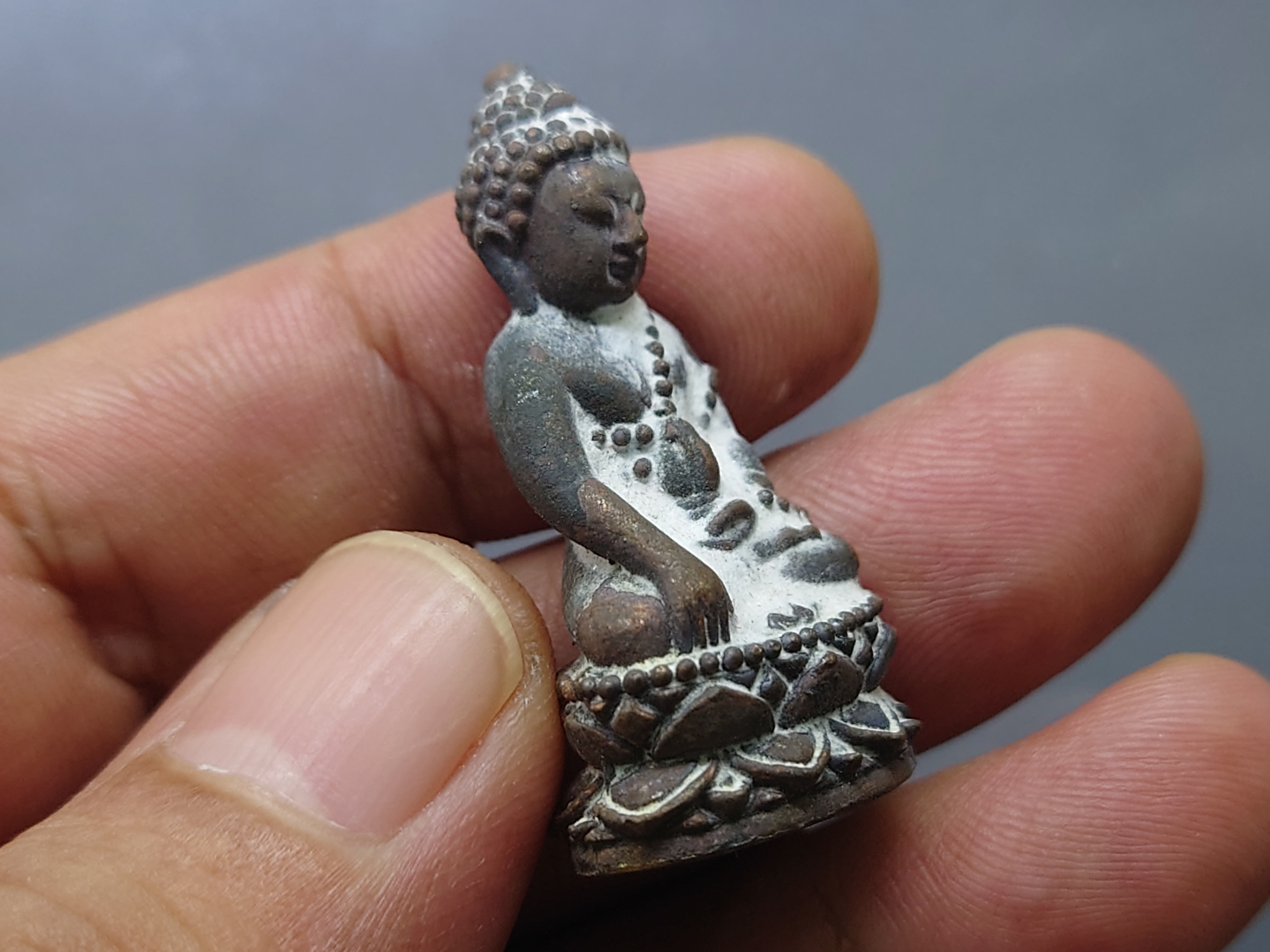 พระกริ่งญาณรังสี รุ่นมหาบารมี 79 รุ่นแรก(ไม่อุดกริ่ง) สมเด็จพระญาณสังวร วัดบวร เนื้อชนวน หล่อโบราณ ผสมชนวนพระกริ่งเก่า มีคราบเบ้า ตอกโค้ด สูง 3.8 ซม ปี 2535 กล่องเดิม