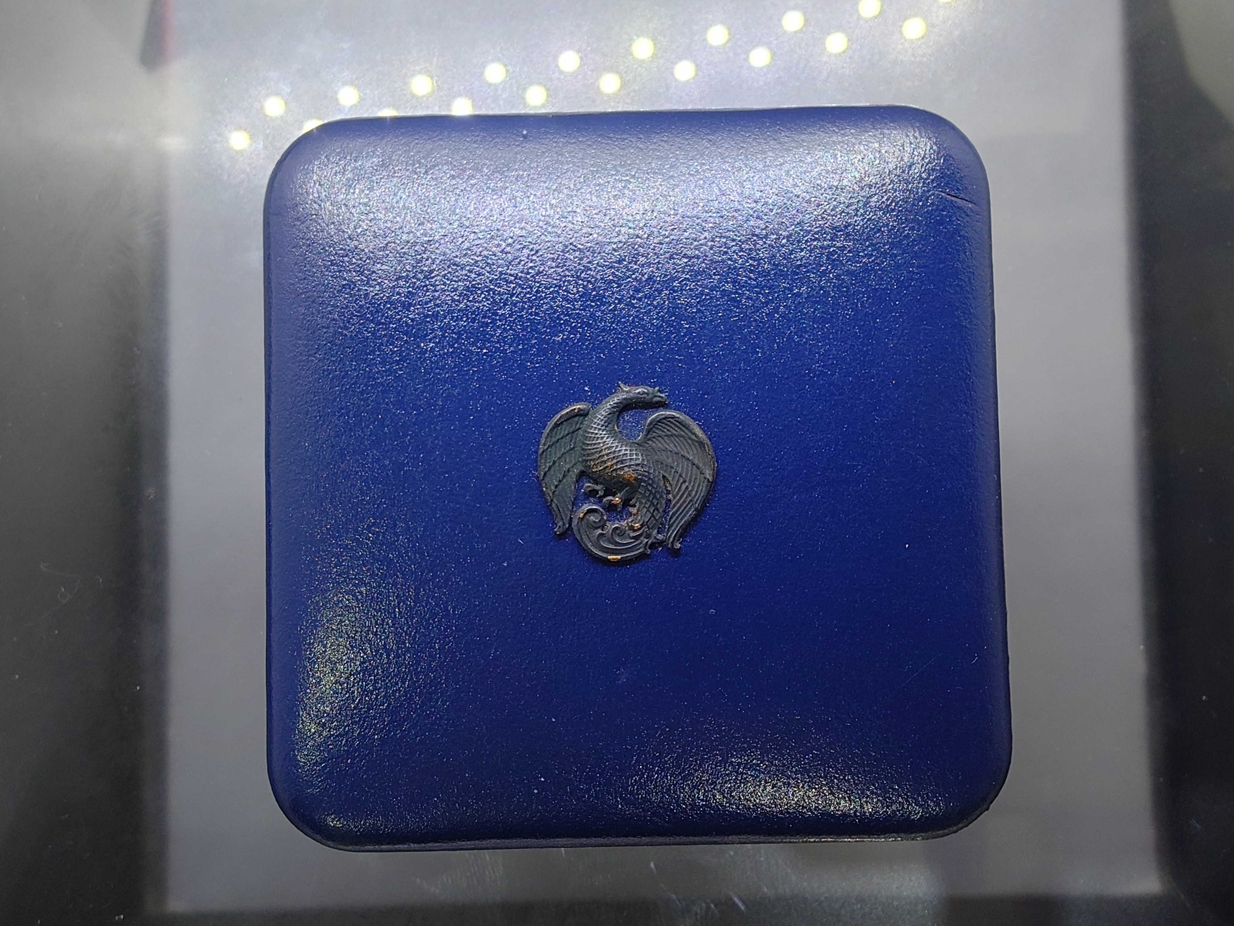 พระแก้วมรกต ทรงฤดูร้อน หลัง ภปร เนื้อเงินรมดำพ่นทรายพิเศษ ที่ระลึกเฉลิมพระเกียรติ 75 พรรษา ในหลวง รัชกาลที่9 ธนารักษ์จัดสร้าง พ.ศ.2545 พร้อมกล่องหนัง