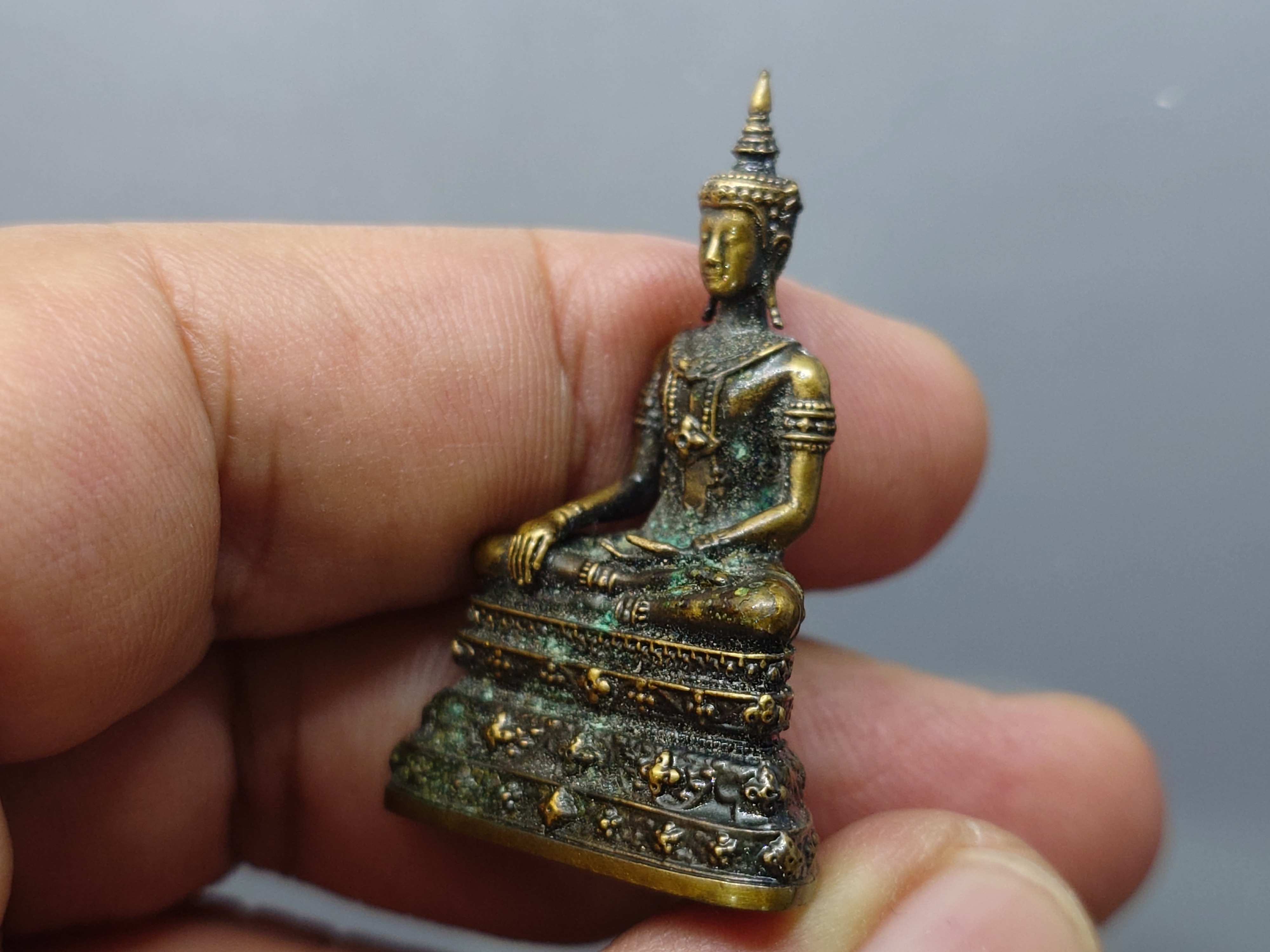 พระกริ่งพุทธมหาบารมีนุภาพพิสุทธิ์ อนุตตรสังคามวิชัย เนื้อทองแดงซาติน ผลงานศิลปินแห่งชาติ อ.จักรพันธุ์ โปรษยกฤต ปี2553 พร้อมกล่องเดิม หายาก