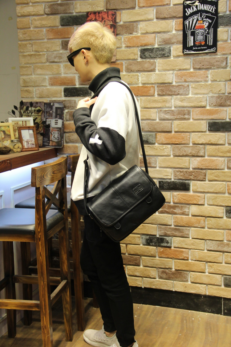 กระเป๋าสะพายข้างผู้ชาย รหัส A002