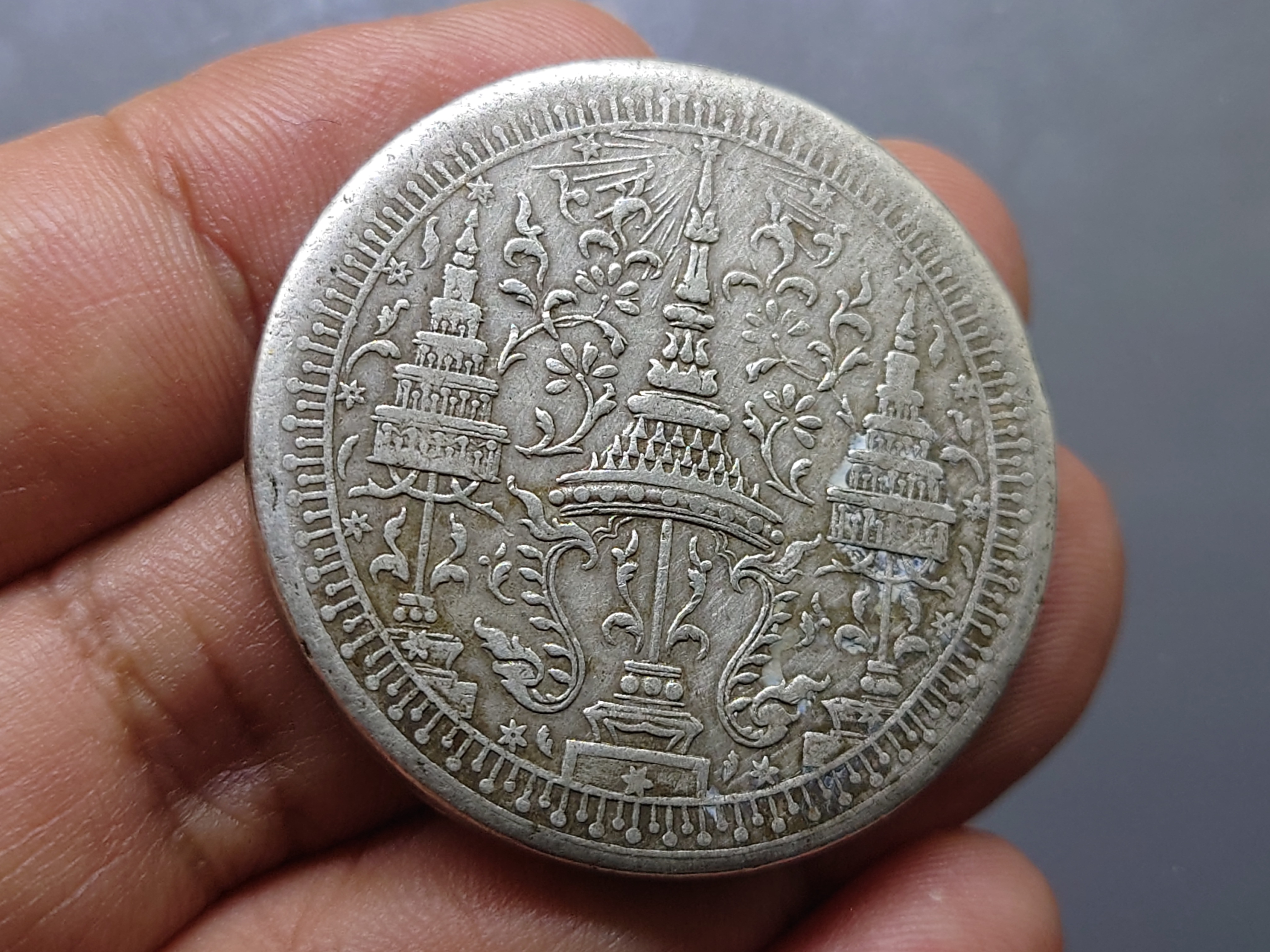 เหรียญ 2 บาท ตราพระมหามงกุฎ-พระแสงจักร เนื้อเงิน รัชกาลที่4 พ.ศ.2403 สภาพสวย