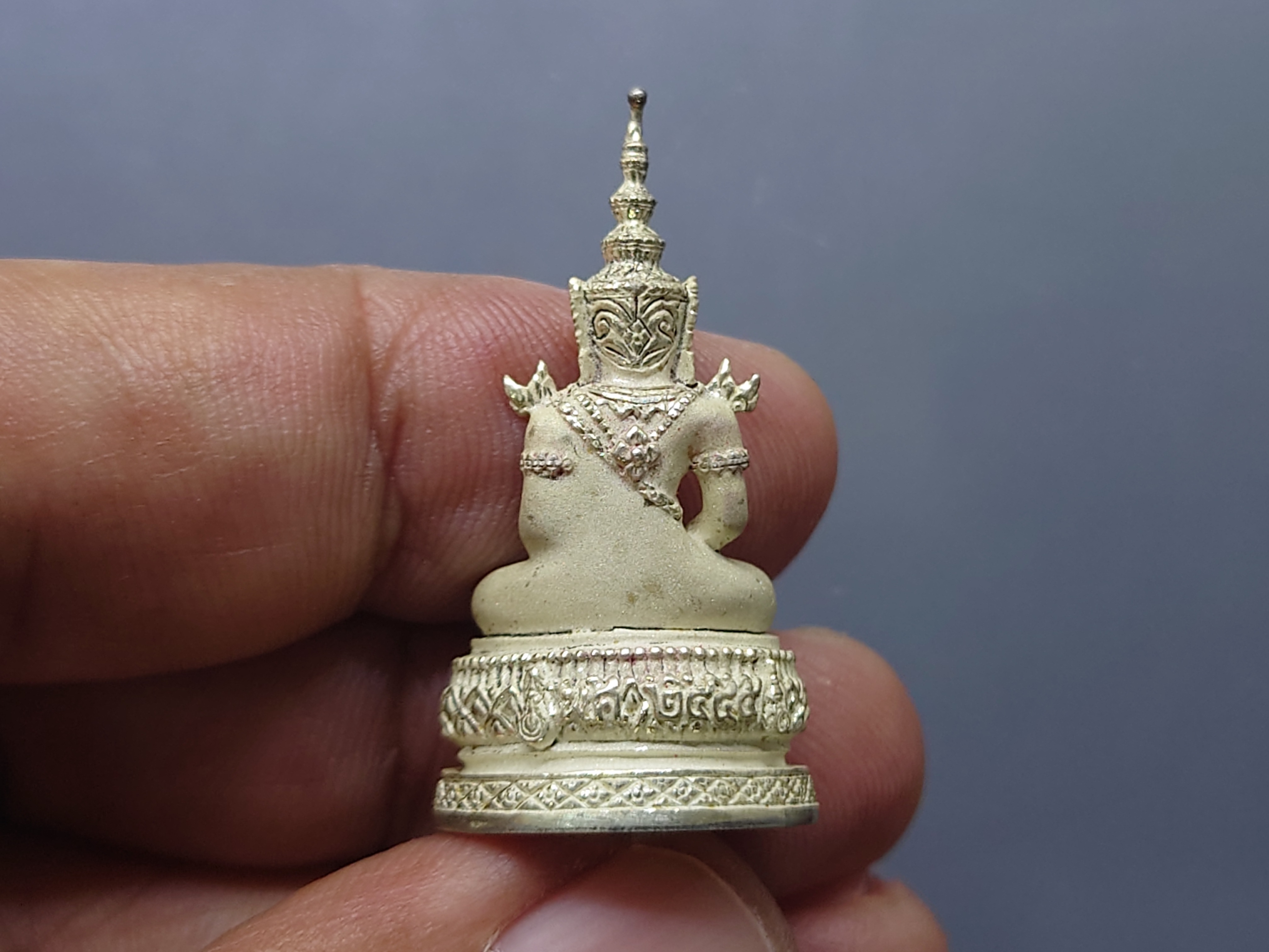 พระแก้ว 75 พรรษา รัชกาลที่9 เนื้อเงิน พิมพ์ใหญ่ ขนาดสูง 3.7 เซน ปี2545 พร้อมกล่องเดิม