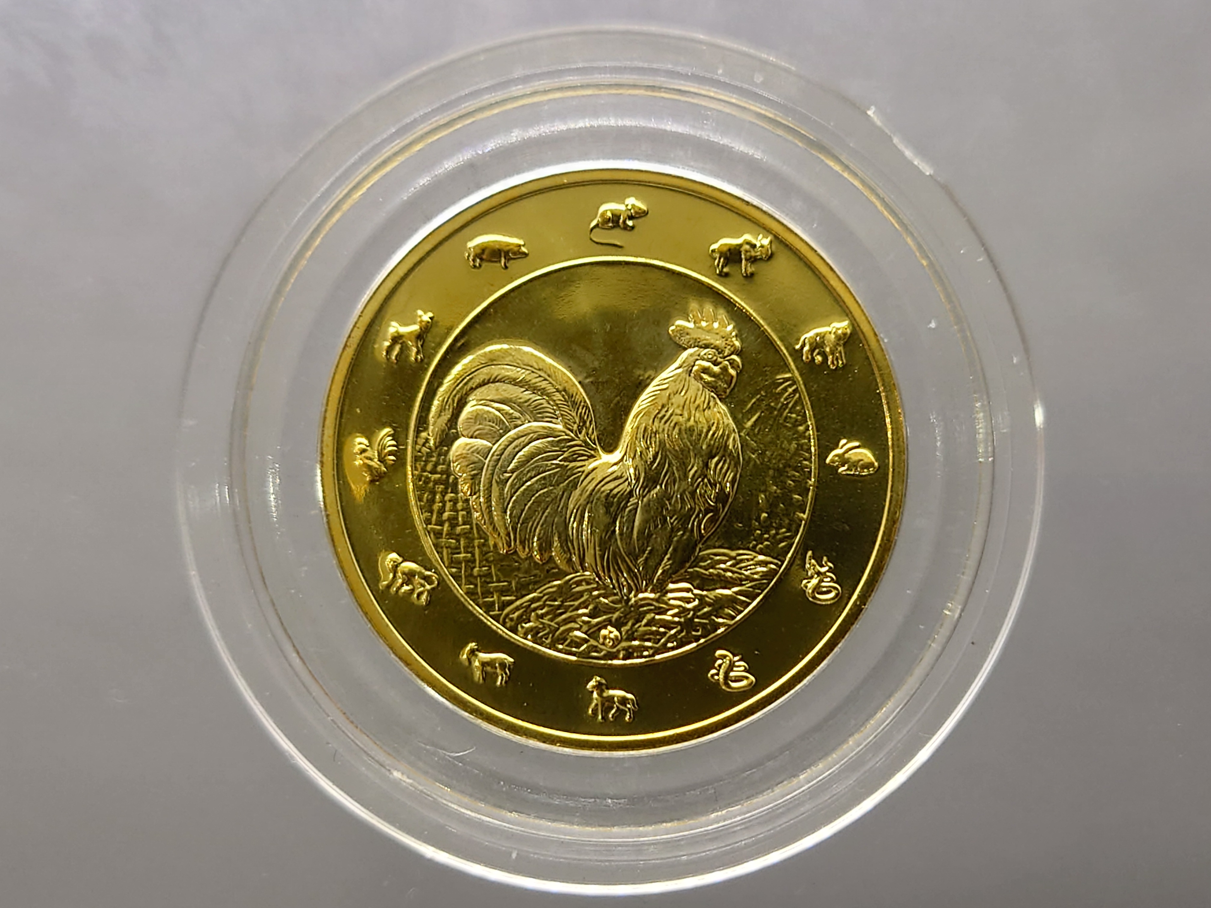 เหรียญนักษัตร ทองแดงชุบกาหลั่ยทอง ปีระกา พ.ศ.2560 กรมธนารักษ์สร้าง ไม่ผ่านใช้