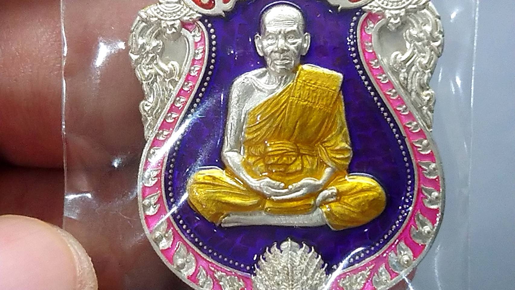 เหรียญหลวงพ่อพัฒน์ รุ่น มหากาฬ เนื้อทองประทานอาบเงินลงยาม่วง ขอบชมพู ซุ้มส้ม ลงยาจีวร โคท 35