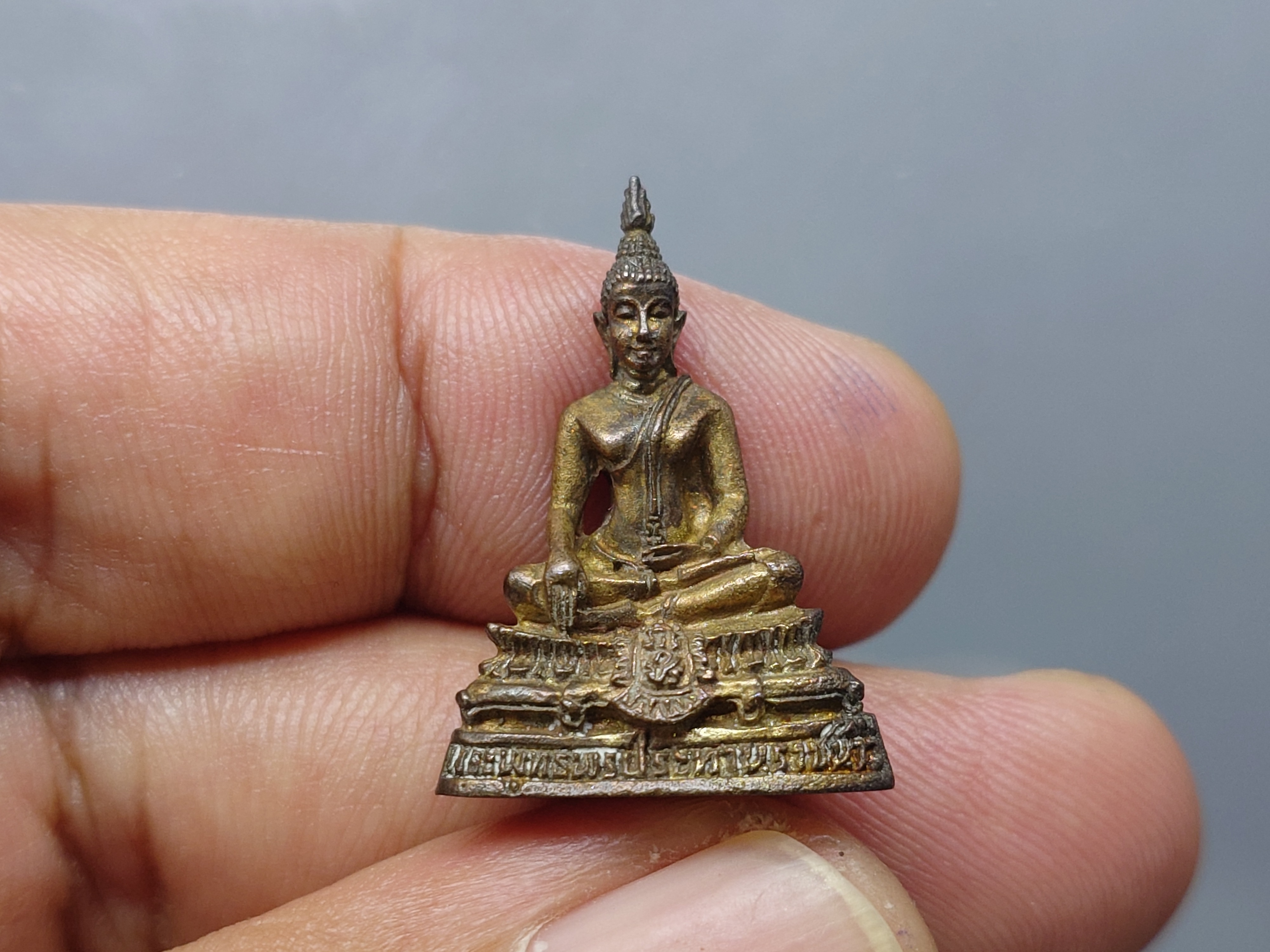 พระพุทธพรประทานราชนาวร เนื้อนวะโลหะ ขนาดสูง 25 มิล ปี2540 พร้อมกล่องเดิม