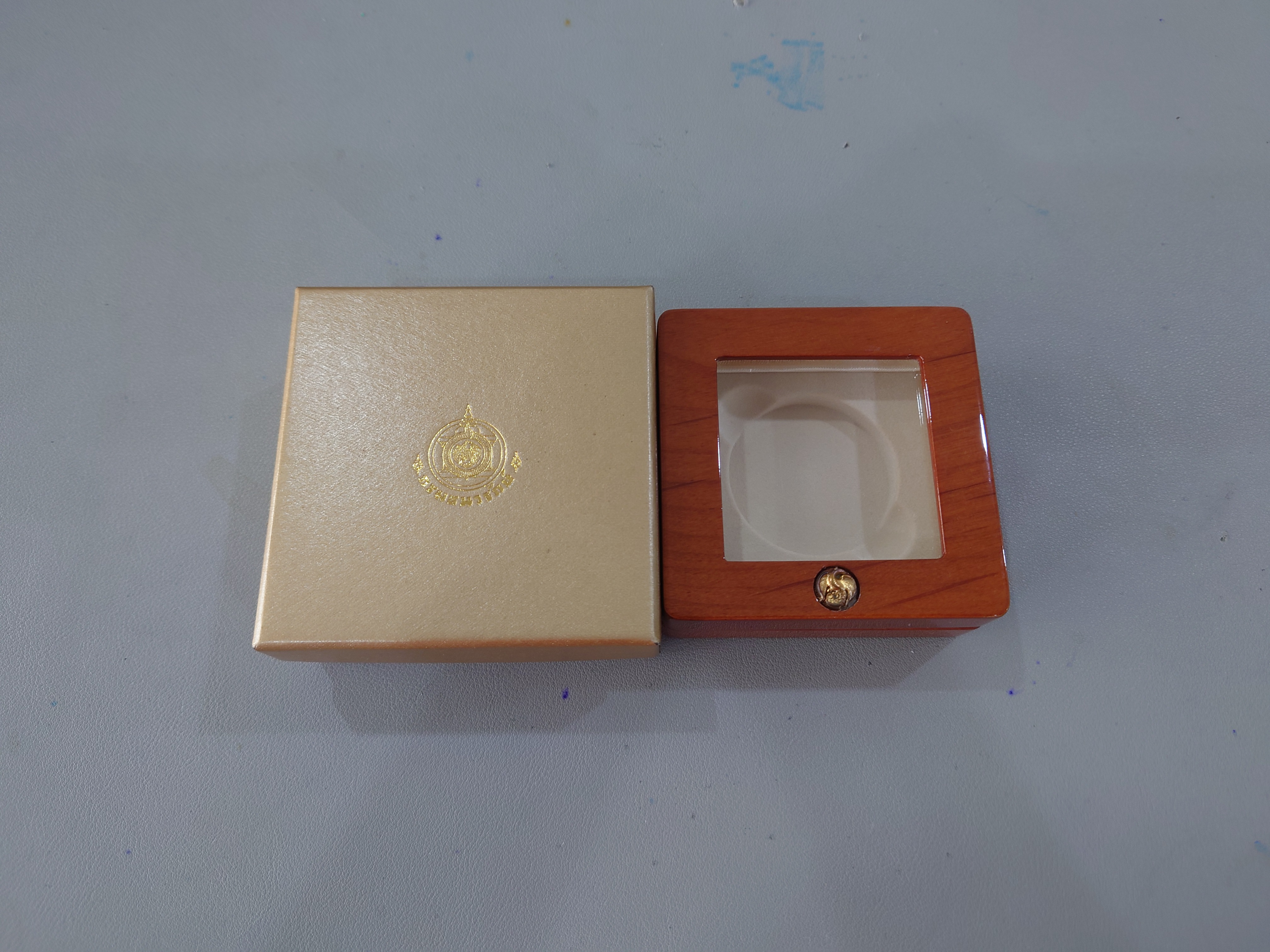 กล่องไม้ฝาใส ตรงรุ่นสำหรับใส่เหรียญทองคำถวายพระเพลิง ร9 (หรือใส่เหรียญขนาดตลับวงนอก 4.5 เซน) ผ่านใช้ สภาพสวย 95 %