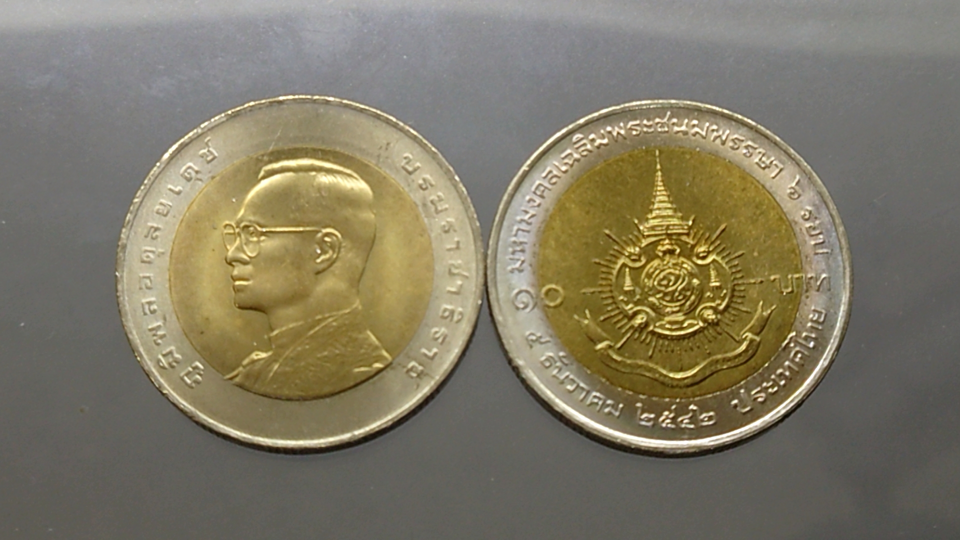เหรียญ 10บาท สองสี ที่ระลึก 6 รอบ รัชกาลที่9 ปี2542 ไม่ผ่านใช้งาน