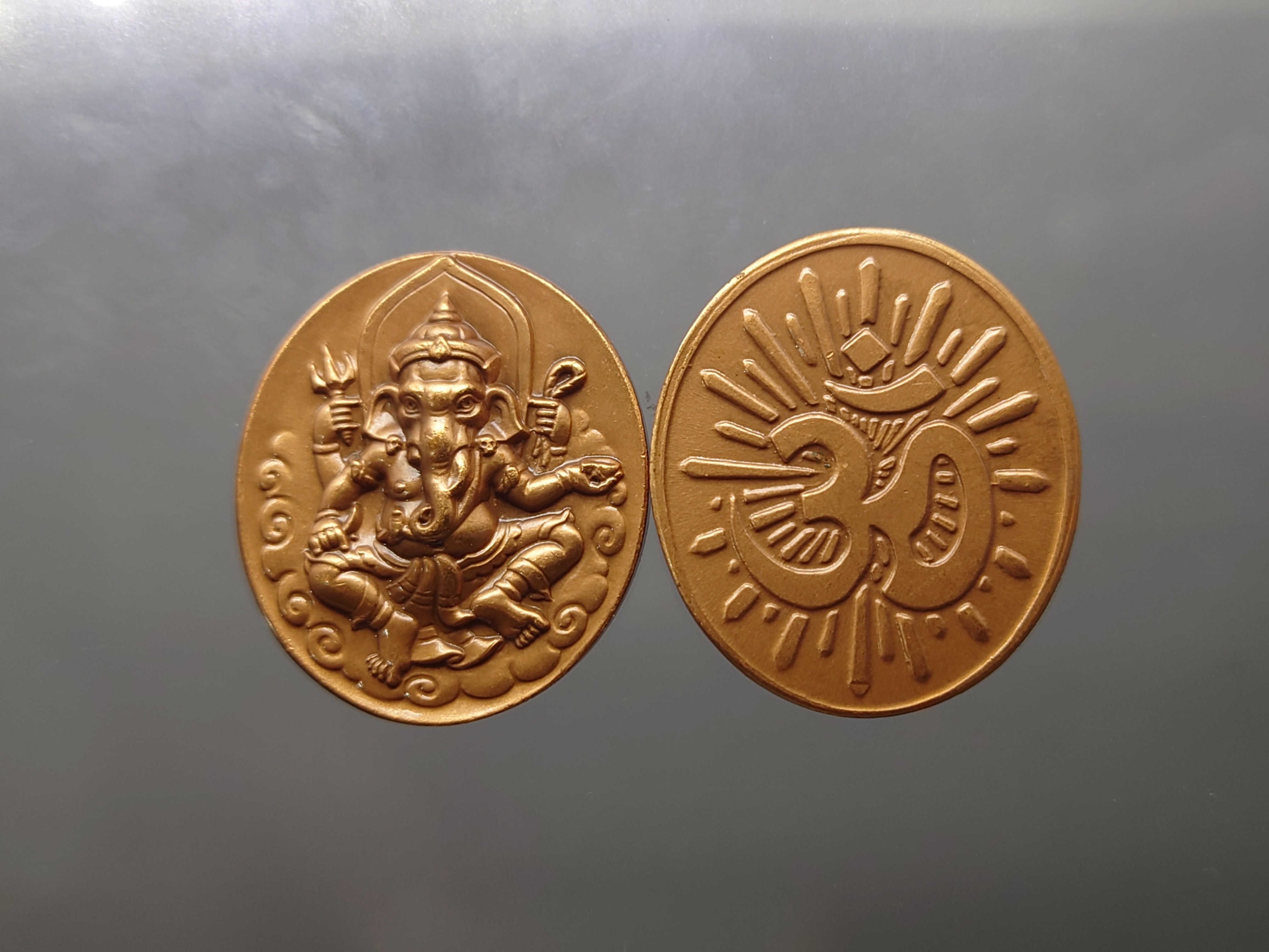 พระพิฆเนศ หลังสัญลักษณ์โอม พิมพ์ใหญ่ กรมศิลปากร สำนักช่างสิบหมู่ ปี 2539