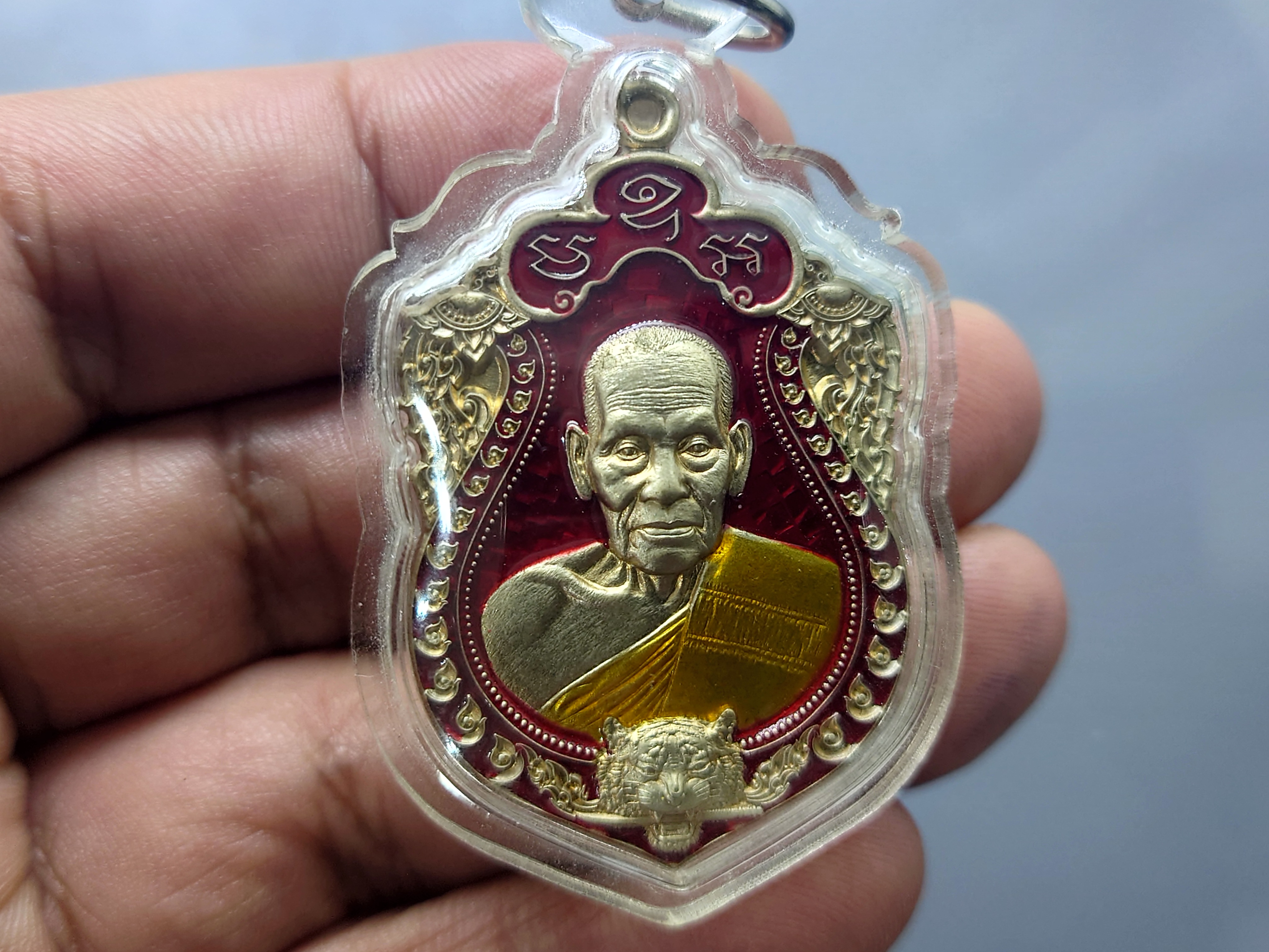 เหรียญเสือคาบดาบ รุ่น2 เนื้ออัลปาก้า ตอกพิเศษ ตอกหัวเสือ(แจกยกลัง) ลงยาแดง หลังยาแดง ขอบซุ้มแดง หลวงพ่อพัฒน์ วัดห้วยด้วน โคท 183