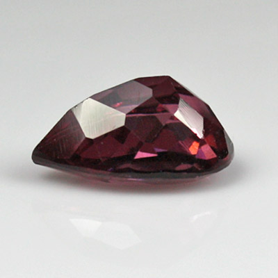 โกเมนสีม่วงหรือโรโดไลท์ (Rhodolite Garnet) 1.89 กะรัต สีม่วง รูปร่างหยดน้ำ