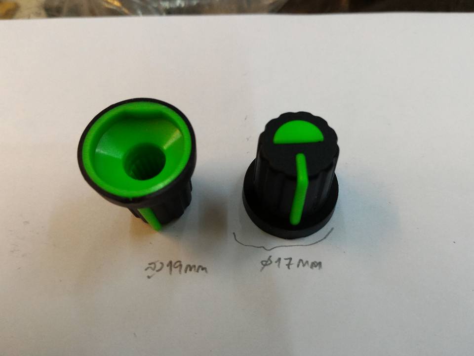 KNOBขนาดเส้นผ่านลูกบิดพลาสติกสีดำคาดเขียวศูนย์กลางอ้วน17มมสูง19มม(17x19mm)