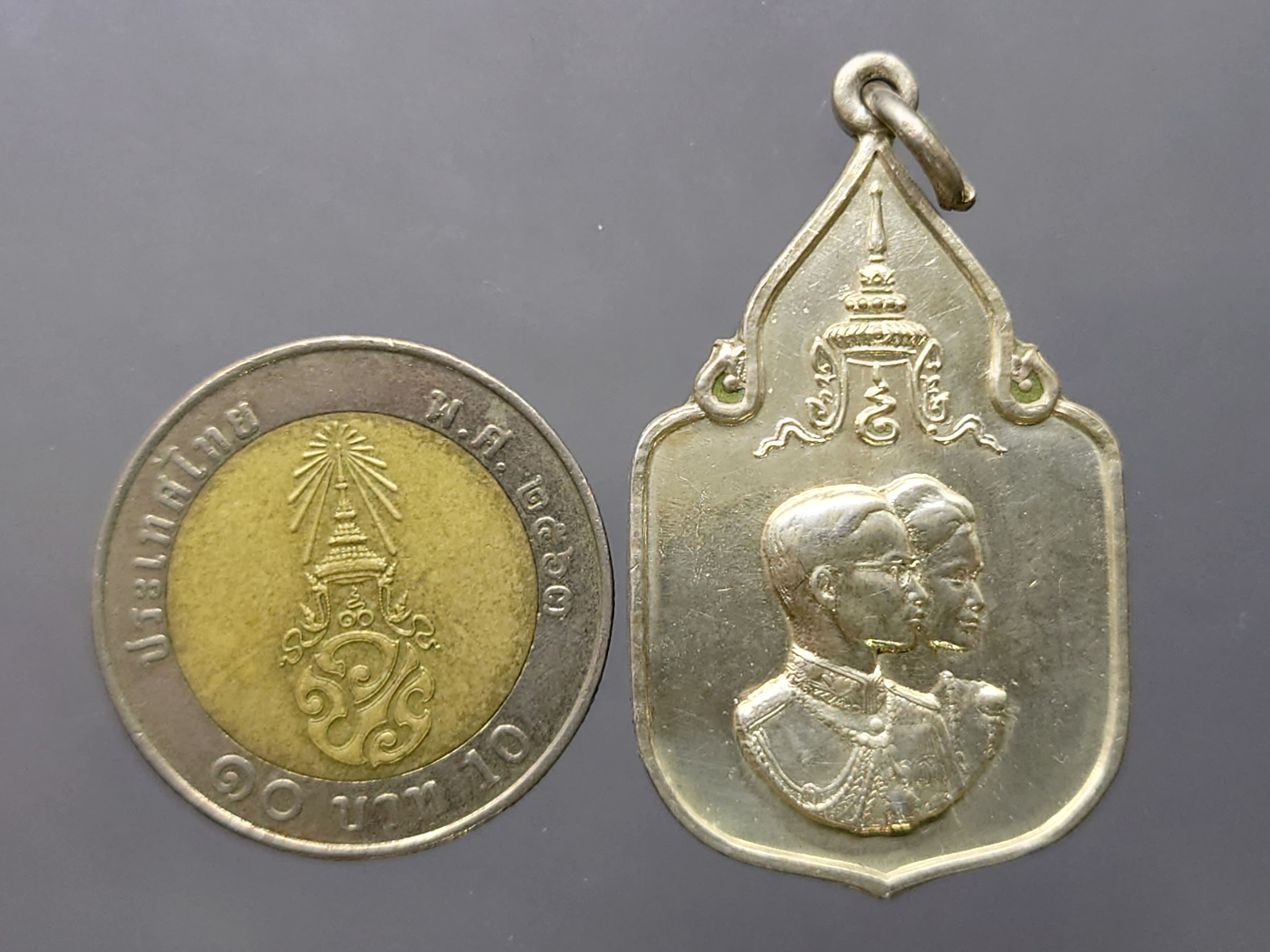 เหรียญที่ระลึกสมโภชน์ช้างเผือก 3 เชือก เพชรบุรี เนื้อเงิน พ.ศ.2521 พร้อมกล่องเดิม รับประกันแท้ หายาก