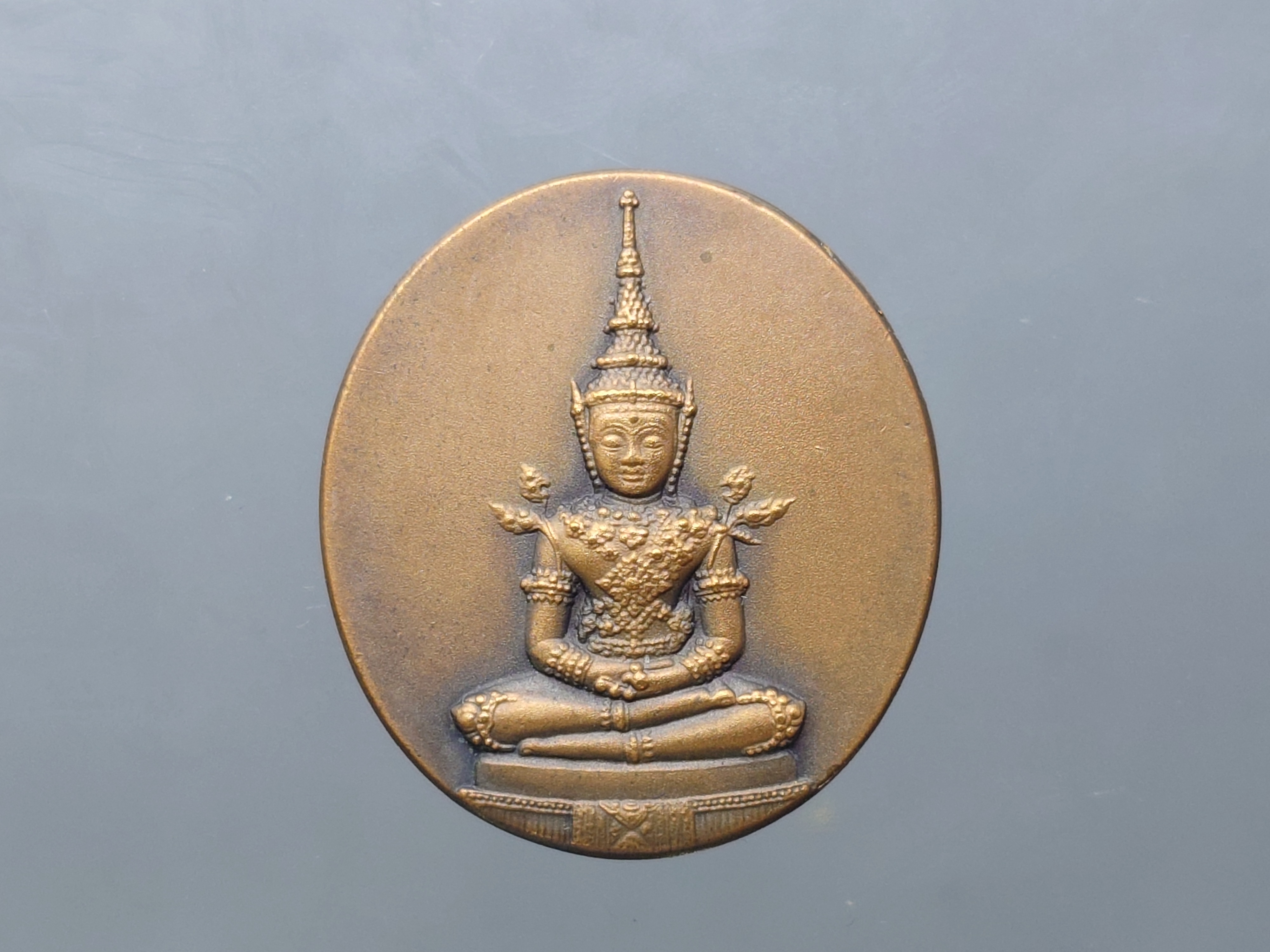 พระพุทธมหามณีรัตนปฏิมากร 72 พรรษา รัชกาลที่9 เนื้อทองแดงซาติน ม.จ.ร. สร้าง พิธีมหาพุทธาภิเษก ณ พระอุโบสถวัดพระศรีรัตนศาสดาราม ปี2542