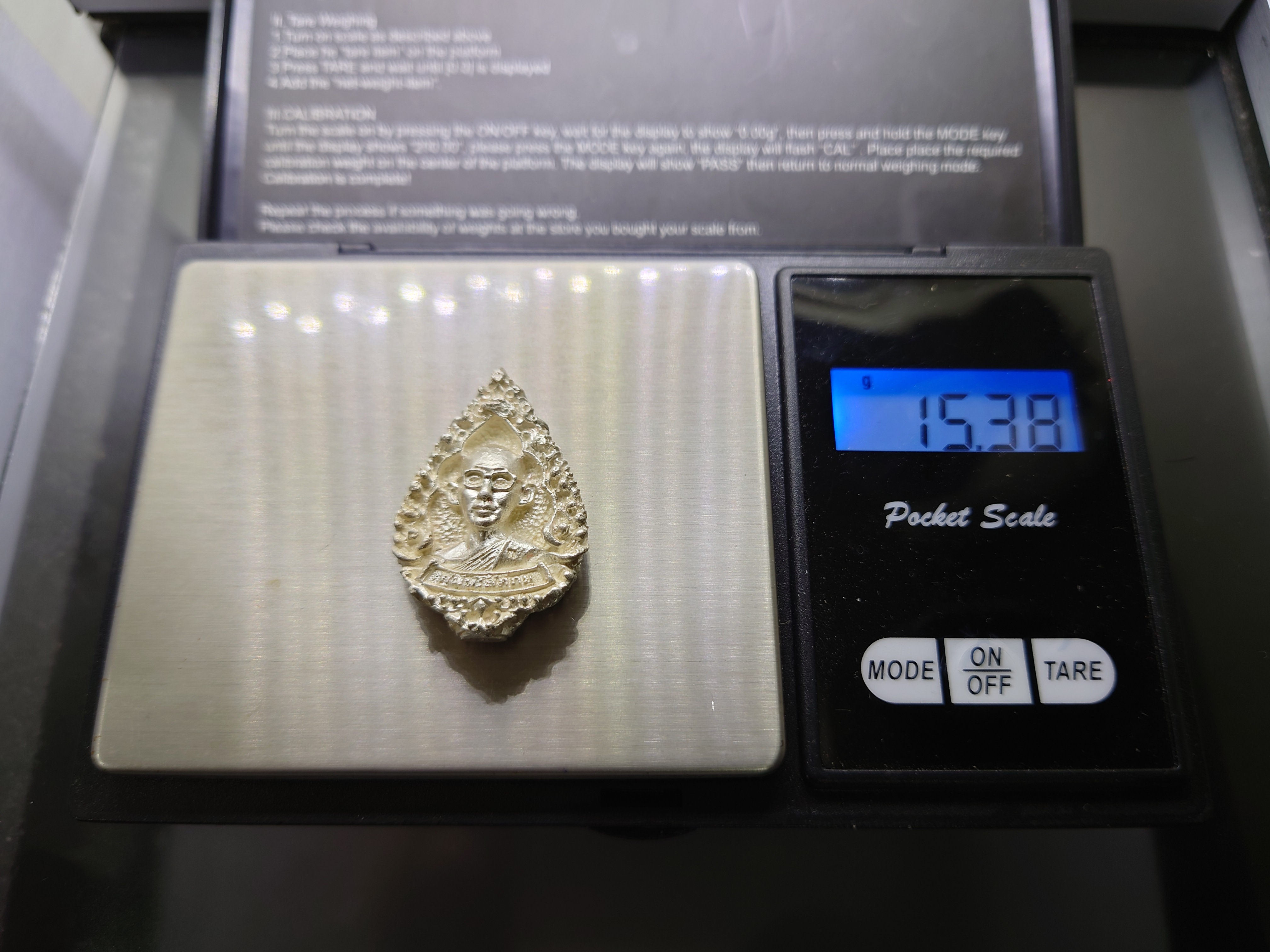 เหรียญในหลวงทรงผนวช เหรียญหล่อฉีด เนื้อเงิน พิมพ์หยดน้ำ สร้างโดยกองพลที่ 1 รักษาพระองค์ หลวงปู่โต๊ะ หลวงปู่ทิม ร่วมปลุกเสก ปี 2517 พร้อมบัตรรับรองพระแท้