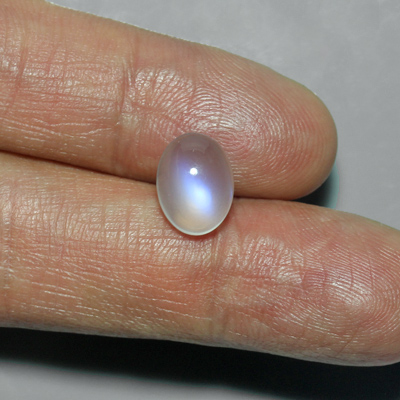 มูนสโตนหรือมุกดาหารเหลือบฟ้า (Blue sheen Moonstone) 3.60 กะรัต เนื้อเนียน