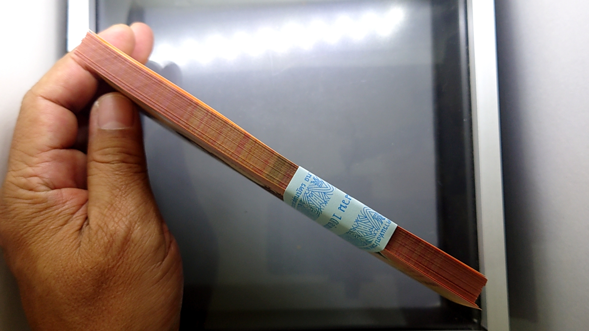 ธนบัตร 100 บาท (ยกแหนบ 100 ใบ ไม่เรียงเลข) ที่ระลึกเฉลิมพระเกียรติพระชนมพรรษา 6 รอบ รัชกาลที่10 พ.ศ.2567 ไม่ผ่านใช้