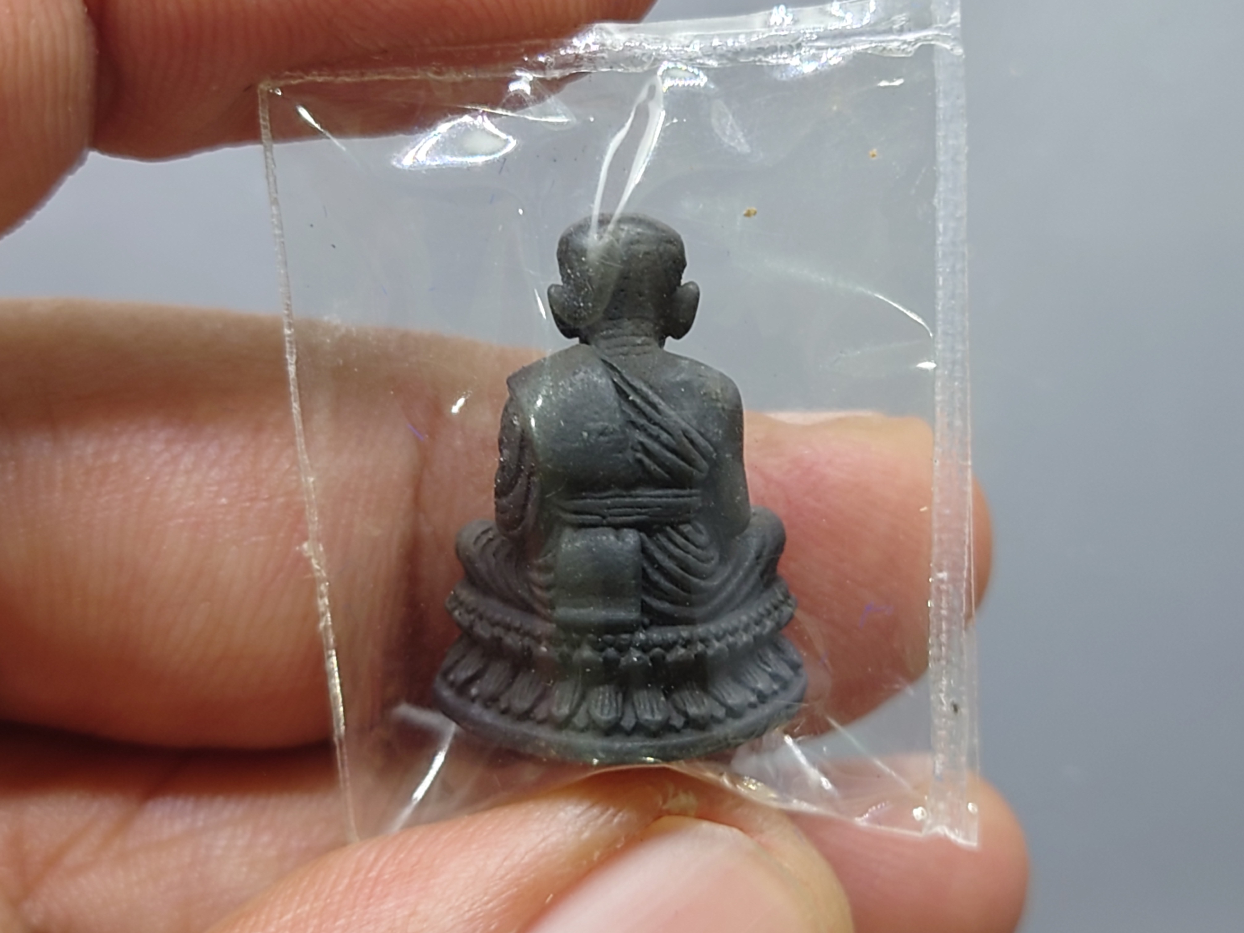 หลวงปู่ทวด วัดช้างให้ ลอยองค์ เนื้อนวโลหะ ตราสัญลักษณ์ มวก. รุ่นประวัติศาสตร์เฉลิมพระเกียรติ พุทธาภิเษก ณ วัดพระศรีๆ ปี2544 พร้อมกล่องเดิม