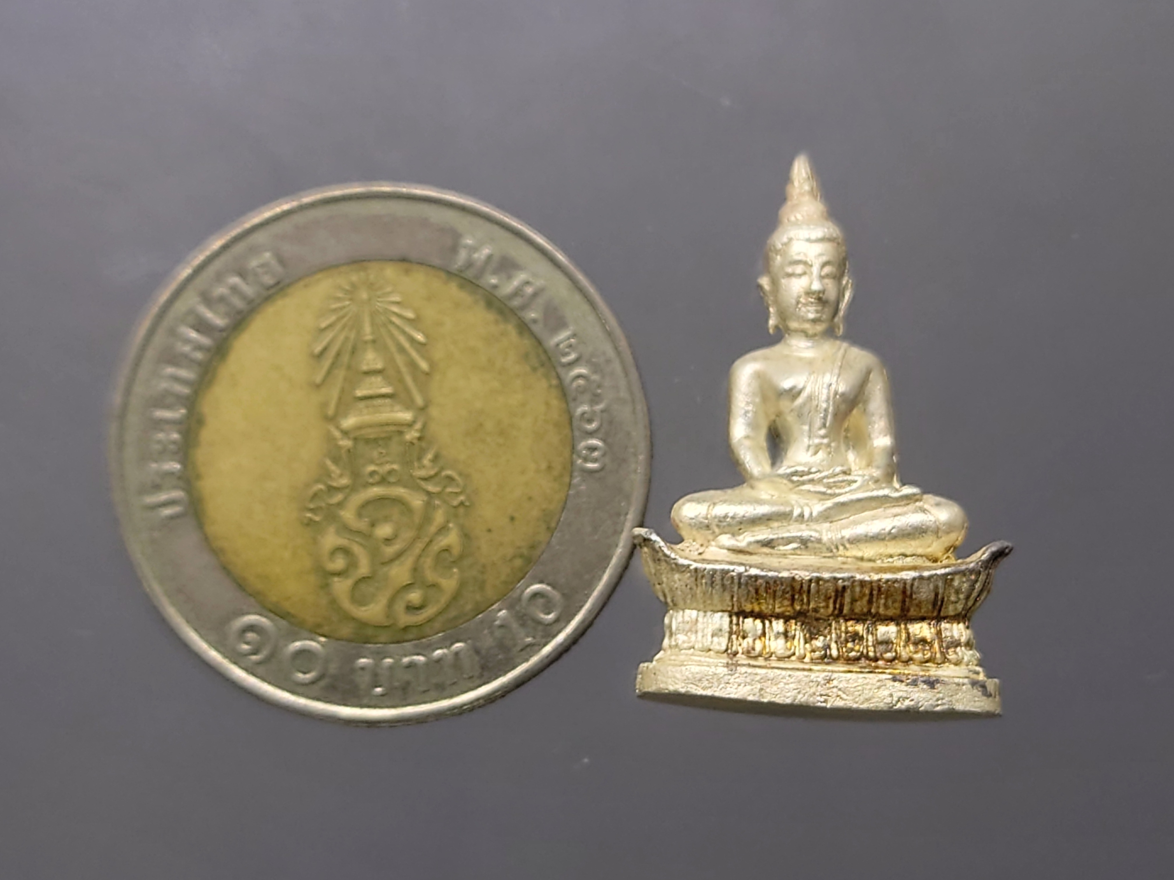พระพุทธชยันตี 26 ศตวรรษ พุทธชยันตี ลอยองค์ เนื้อเงิน สำนักนายก สำนักพุทธศาสนา จัดสร้าง ปี2555 พร้อมกล่องเดิม