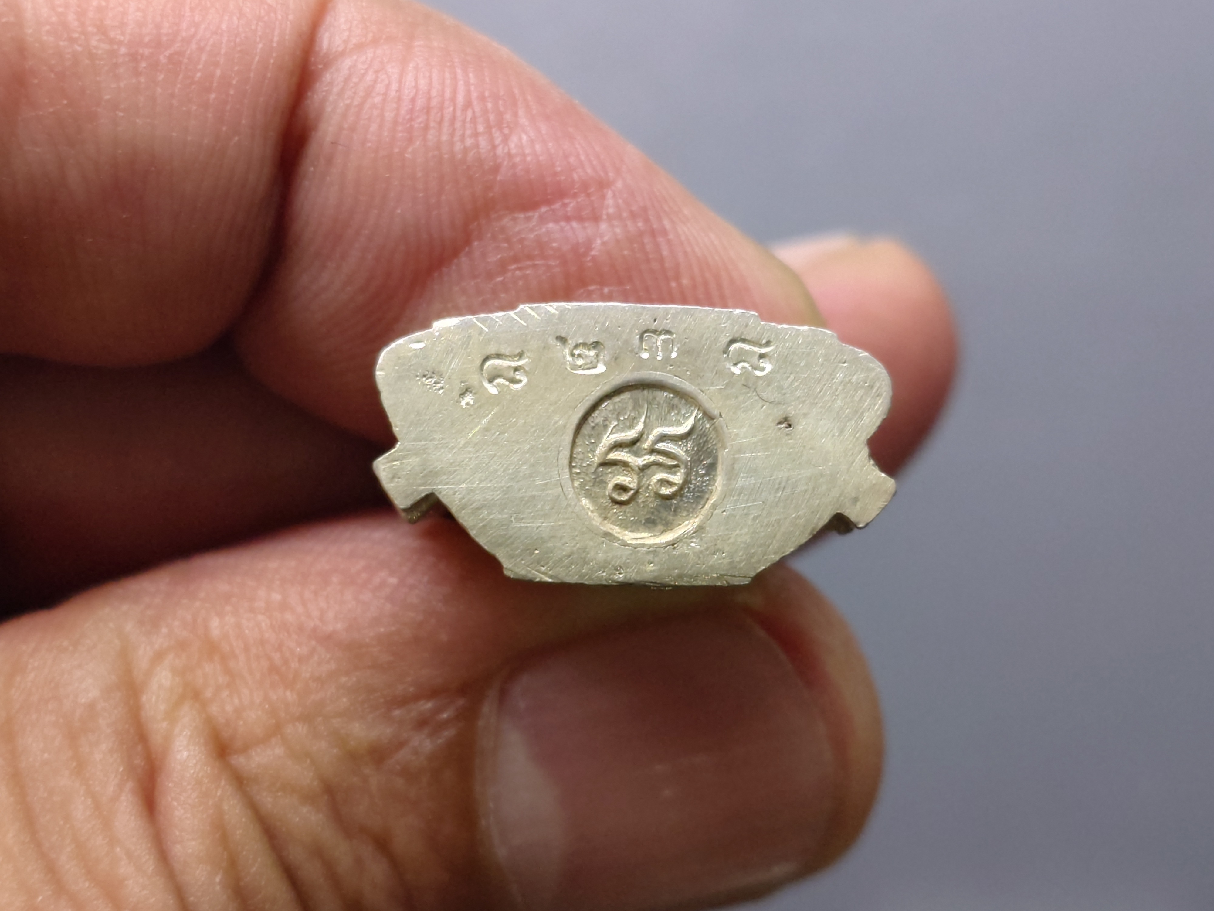 กริ่งพระพุทธชินราช รุ่นทรงมาลาเบี่ยง รุ่นแรก รุ่นเดียว เนื้อเงิน วัดพระศรีรัตนมหาธาตุ พิษณุโลก ปี2520 นิยม หายาก พร้อมตลับเดิม