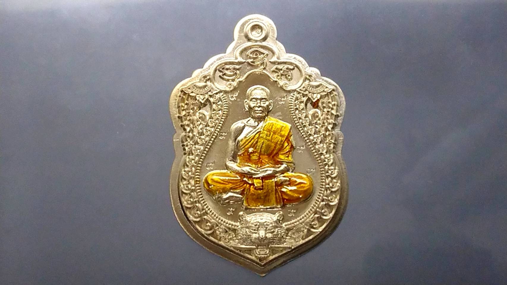 เหรียญเสมาเสือคาบดาบ รุ่น1 เนื้ออัลปาก้า ไม่ตัดปีก ตอก 9 รอบ ลงยาจีวรเหลือง หลวงพ่อพัฒน์ วัดห้วยด้วน โคท 371