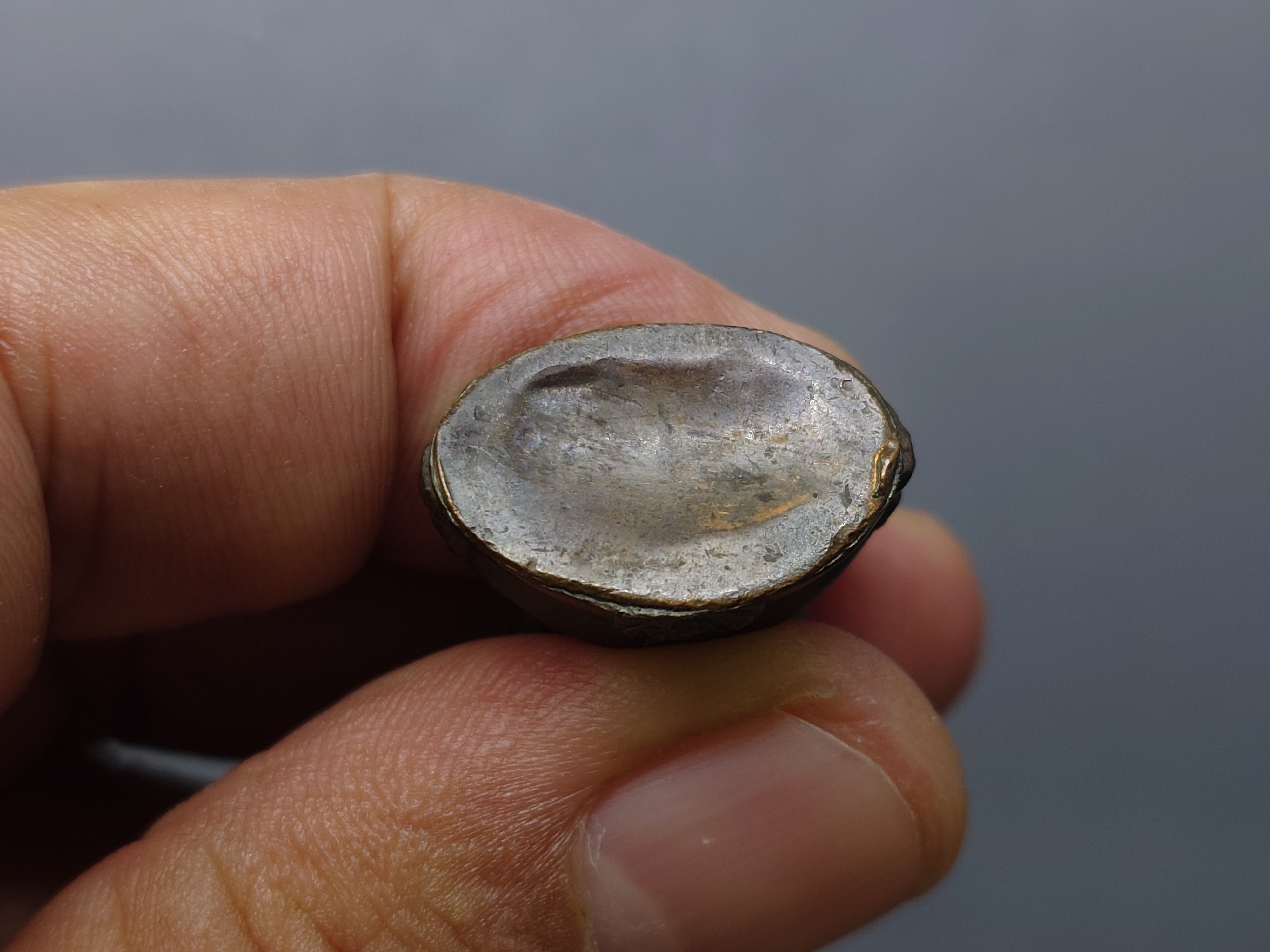 พระกริ่งคุ้มเกล้า (กริ่งศิรากาศ หน้าจีน ก้นถ้วย) เนื้อนวะโลหะ พ.ศ.2524 หายาก สภาพสวย พร้อมกล่องเดิม