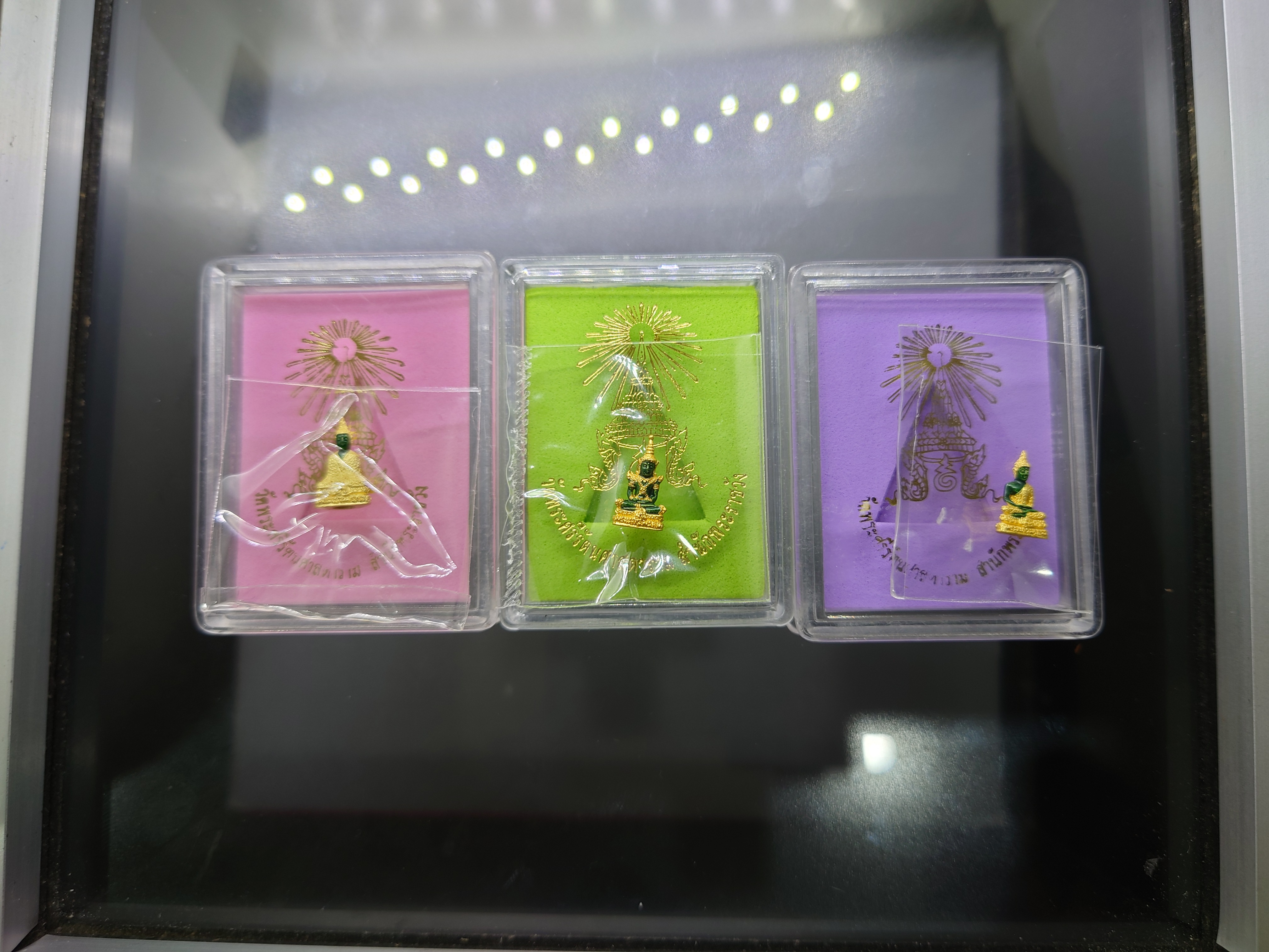 พระแก้วมรกต เครื่องทรง 3 ฤดู (พิมพ์จิ๋ว ขนาดสูง 13 มิล) เนื้อโลหะเคลือบสีเขียว เครื่องทรงชุบทอง สำนักพระราชวัง สร้าง พุทธาภิเษก ณ วัดพระศรีรัตนศาสดาราม พ.ศ.2547 พร้อมตลับเดิม