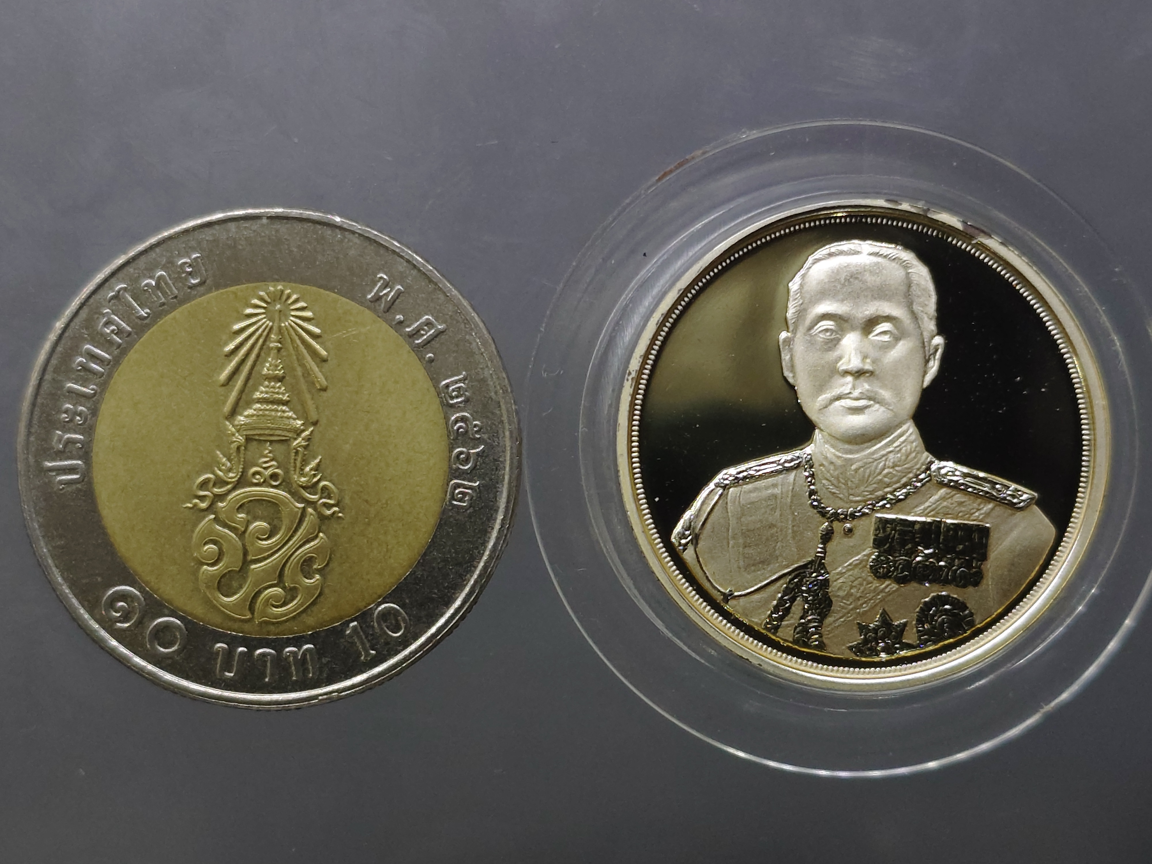 เหรียญเทิดพระเกียรติ จุฬาลงกรณ์ บรมราชาธิราช เนื้อเงิน ขัดเงา พิมพ์เล็ก บล็อกเพิร์ทมิ้นท์ หลวงพ่อเกษม เขมโก สำนัก ไตรลักษณ์ ปี2537 พร้อมตลับเดิม