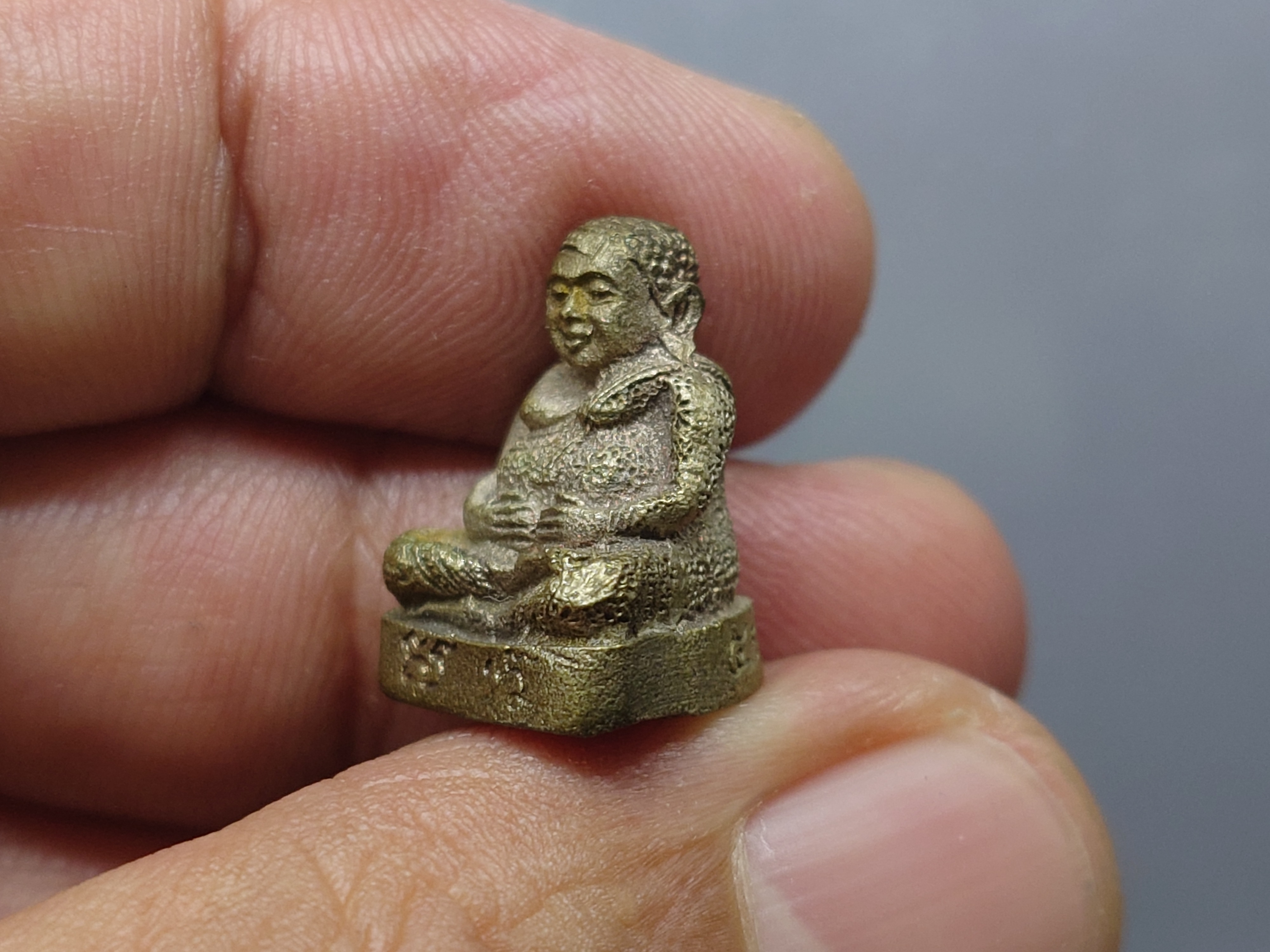 พระสังกัจจายย์ สก 5 รอบ สมเด็จพระบรมราชินีนาถ เนื้อนวะแก่เงิน ขนาดสูง 17 มิล ปี2535 พร้อมตลับเดิม ไม่มีฝา