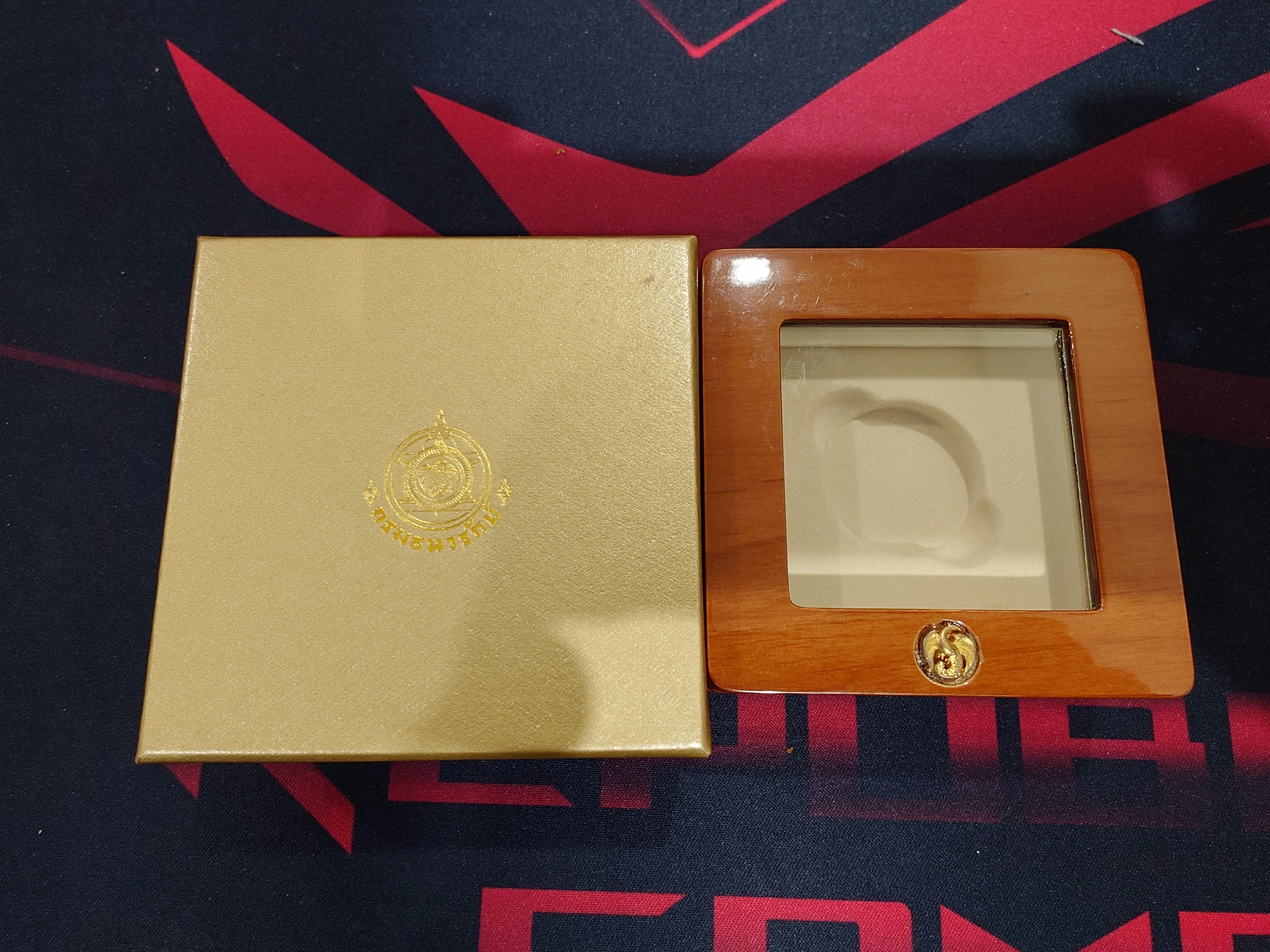 กล่องไม้ฝาใส ตรงรุ่นสำหรับใส่เหรียญทองคำขัดเงา ที่ระลึกพระราชพิธีบรมราชาภิเษก รัชกาลที่ 10 พ.ศ. 2562 พร้อมใบเซอร์ ผ่านใช้ สภาพสวย 95 %