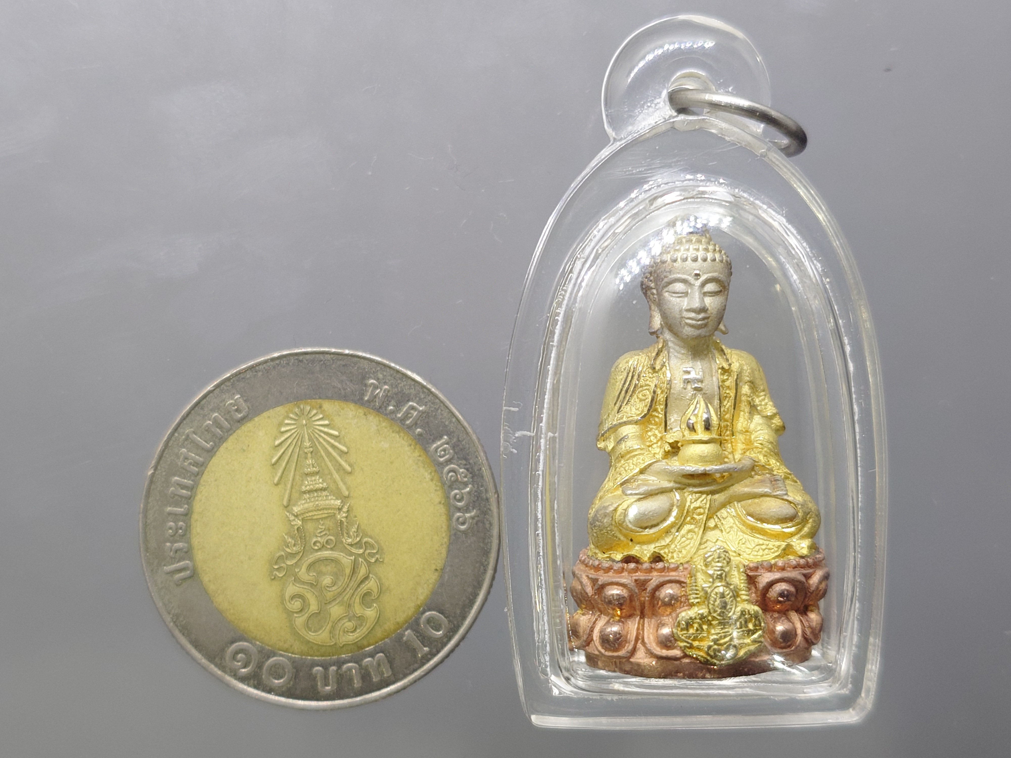 พระกริ่งยูไลฮุก โครงการพัฒนาบูรณะพระอุโบสถ วัดแก้วแจ่มฟ้า เนื้อเงินสามกษัตริย์ สร้างเนื่องในวาระ พระบาทสมเด็จพระเจ้าอยู่หัว ทรงครองสิริราชสมบัติครบ 50 ปี พ.ศ.2539 เลี่ยมพร้อมใช้