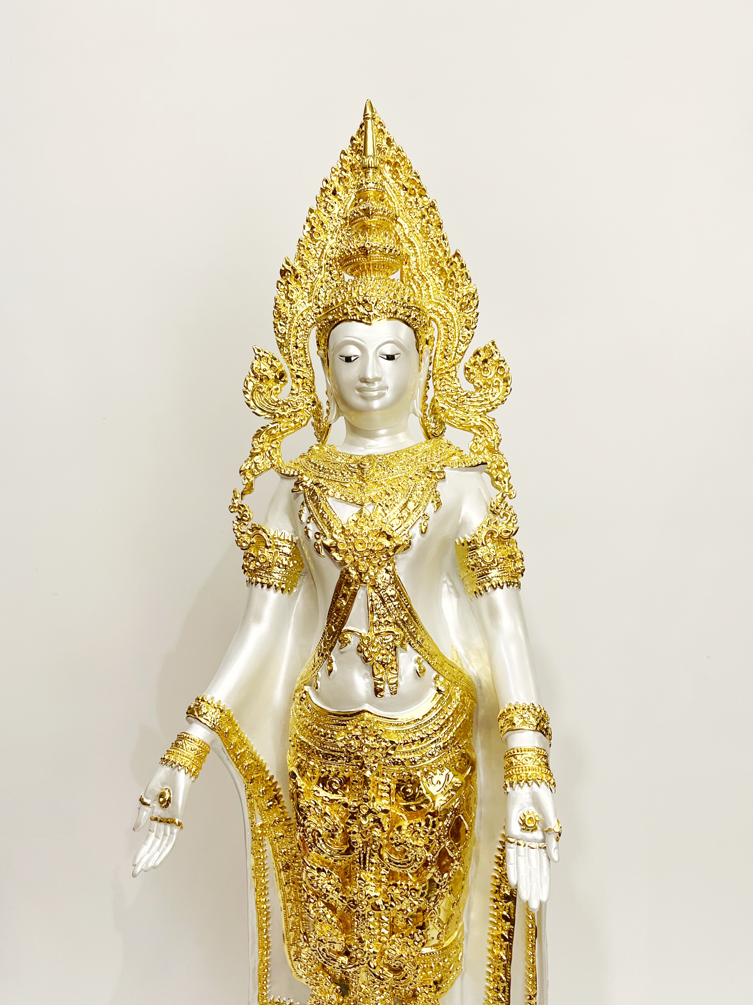 พระพุทธมหาจักรพรรดิ ปางเปิดโลก สูง 32 นิ้ว ทำสี ปิดทอง วัดกษัตราธิราชวรวิหาร จ.อยุธยา
