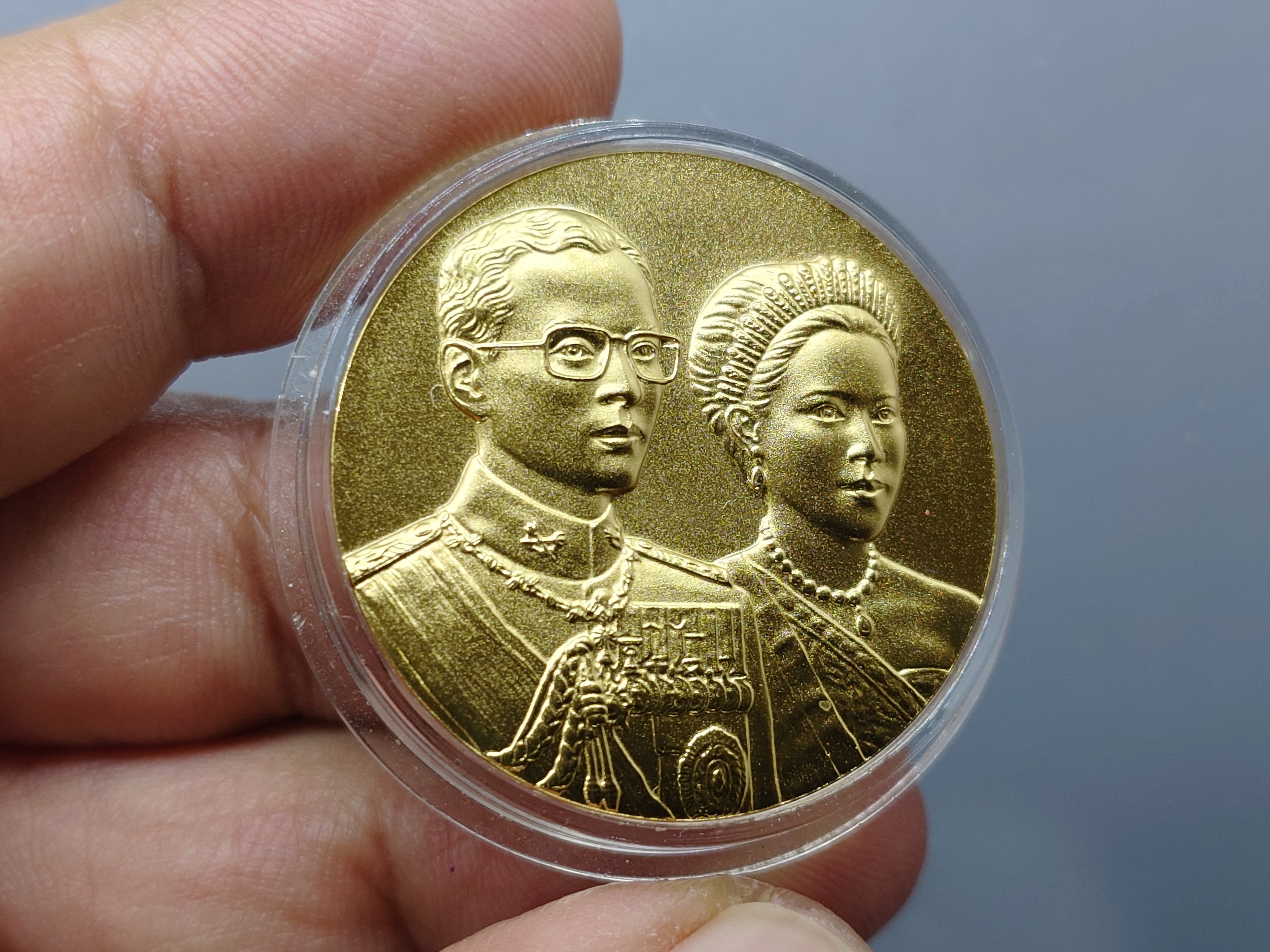 เหรียญพระราชทาน เงินกะไหล่ทอง ขนาด 3 เซน ทรงกลม (แจกเฉพาะข้าราชการ ใกล้ชิดพระองค์)