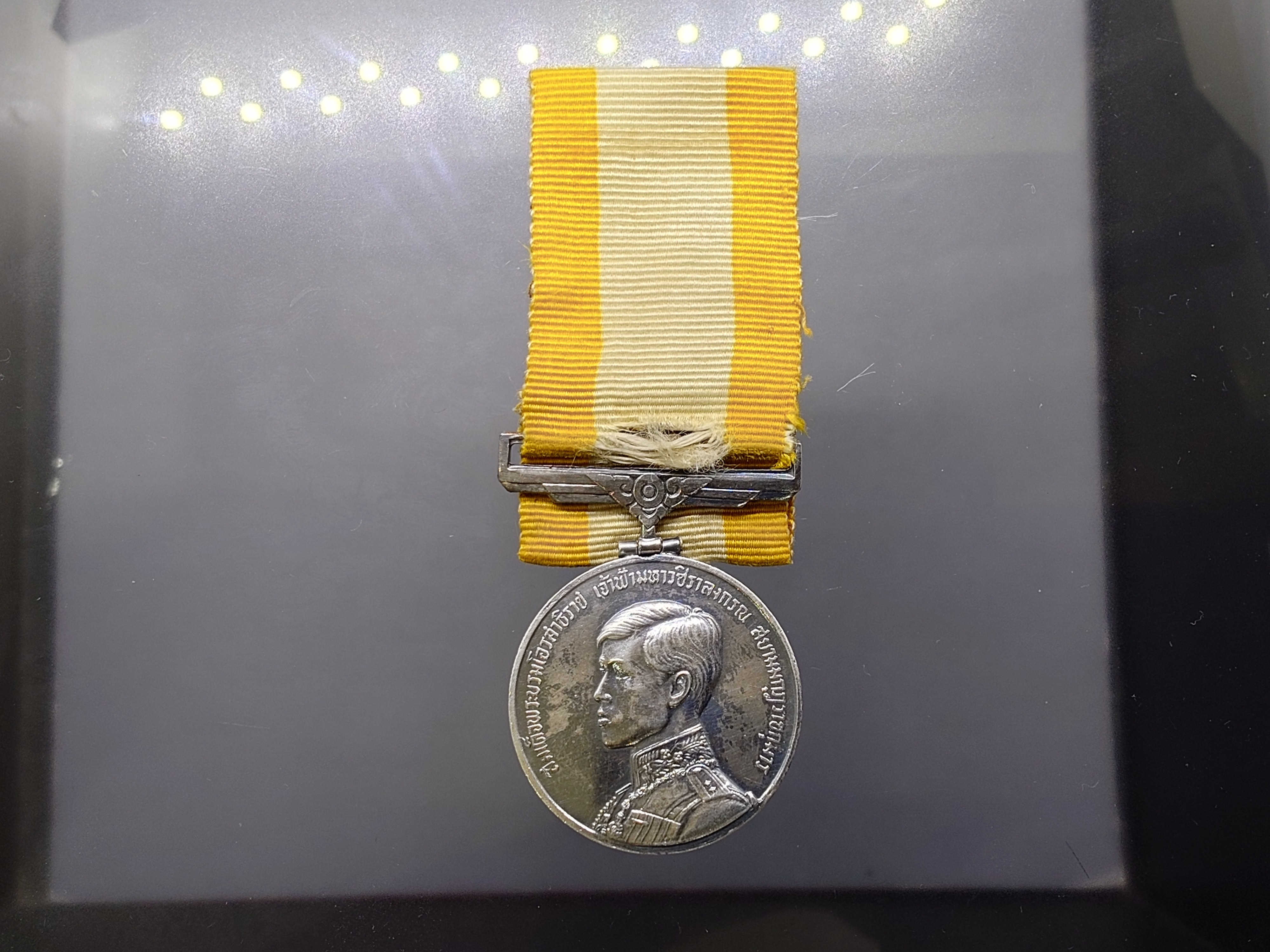 เหรียญแพรแถบ ที่ระลึกพระราชพิธีสถาปนาสมเด็จพระบรมโอรสาธิราช เนื้อเงิน ปี2515 แบบชาย แพรเดิมๆ