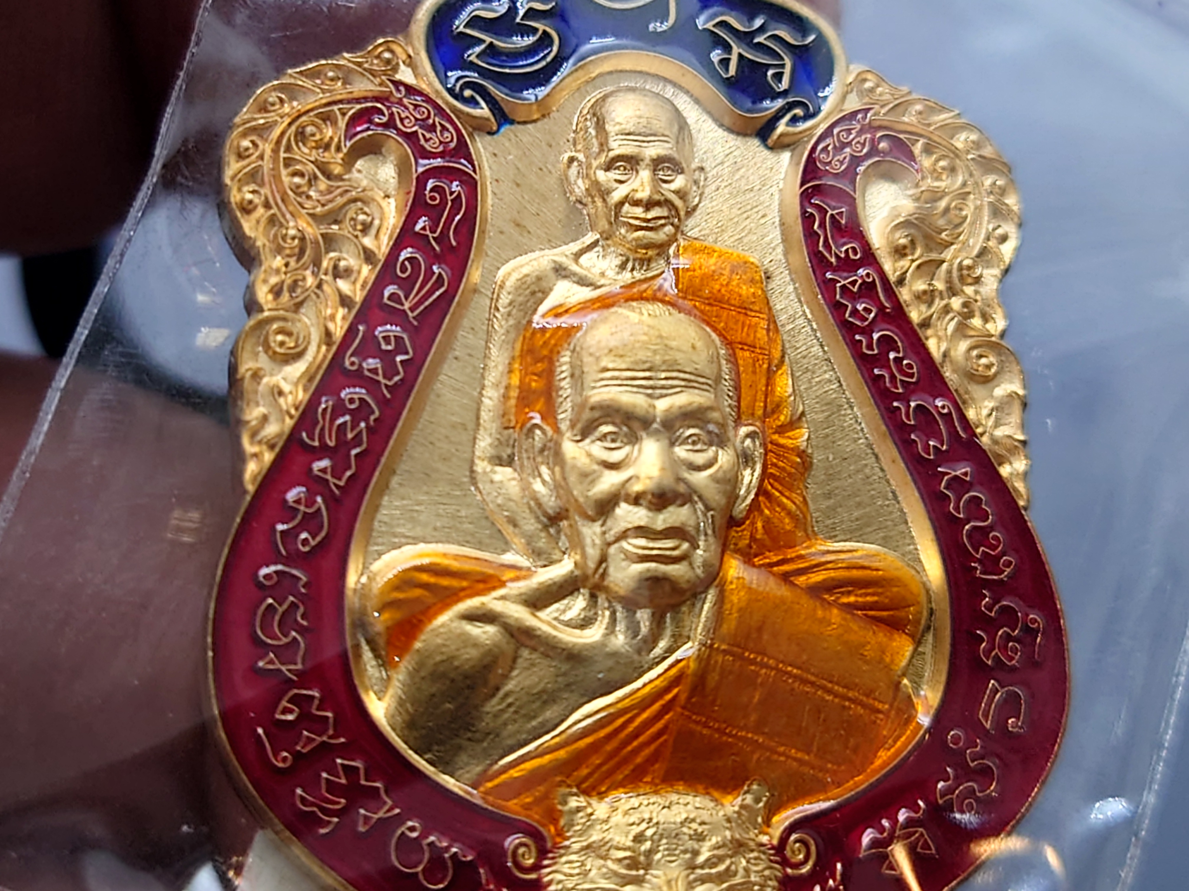 เสือคาบดาบรุ่น 4 เนื้อสัตตะ ลงยา 3 สี ลงยาขอบแดง บนน้ำเงิน ลงยาจีวร (พิมพ์เสือ3) หลวงพ่อพัฒน์ วัดห้วยด้วน โคท 134 ซีลเดิมไม่แกะ