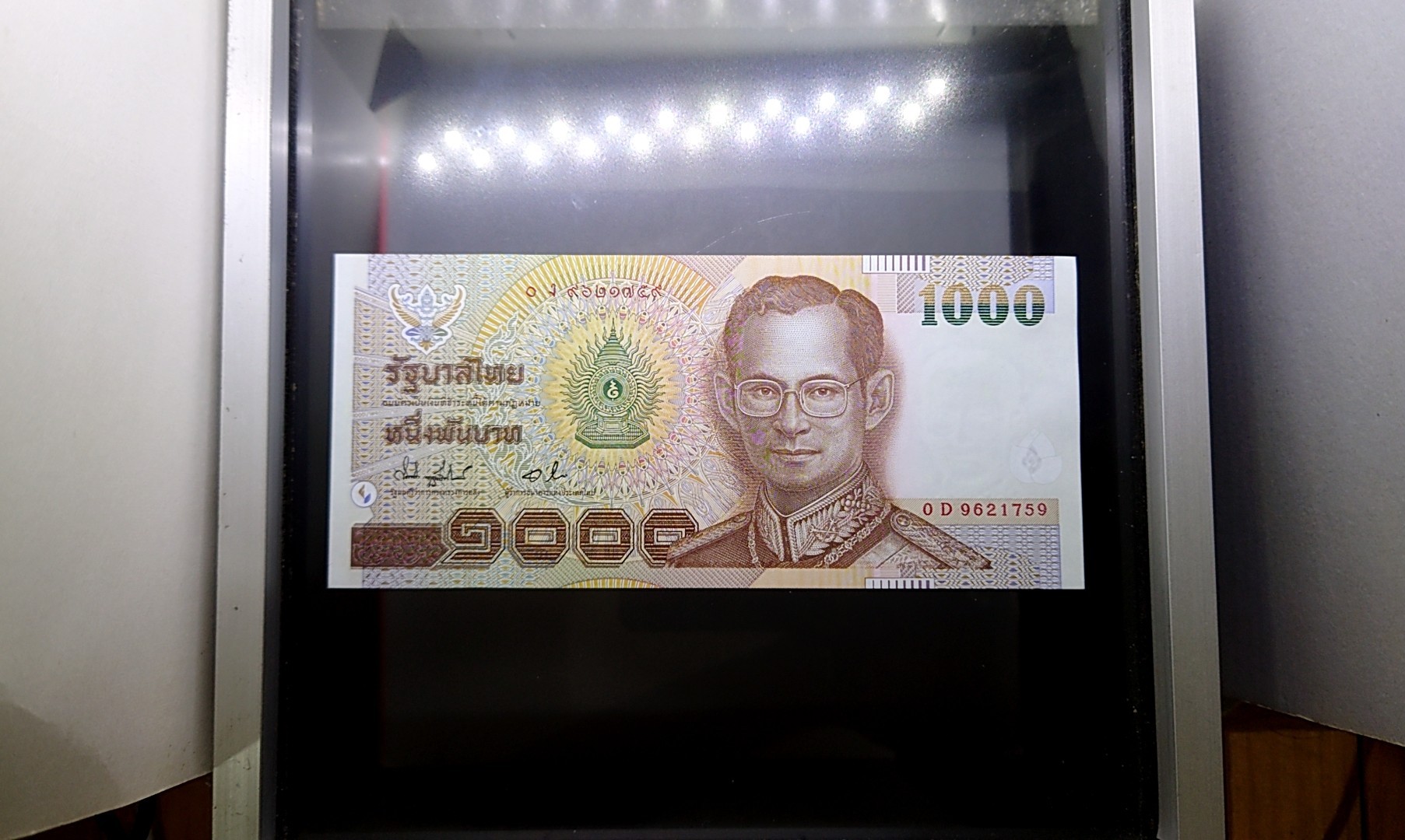 ธนบัตร 1000 บาท แบบ 15 รุ่น 1 (เขื่อนเขียว) เลข ๙ หน้า ๙ หลัง ธนบัตรหมุนเวียน สมัยรัชกาลที่9 ปี2542 ไม่ผ่านใช้