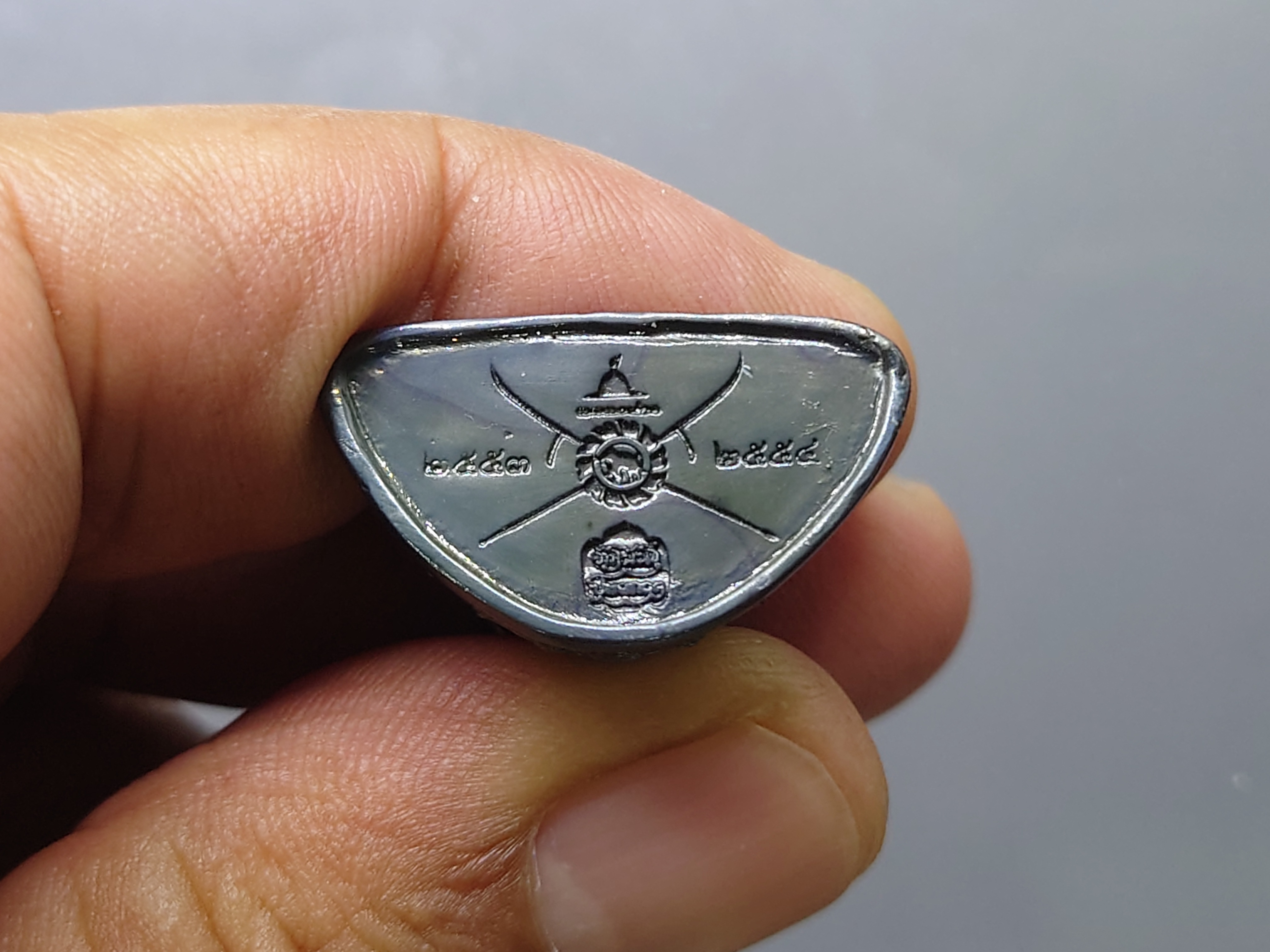 พระกริ่งพุทธมหาบารมีนุภาพพิสุทธิ์ อนุตตรสังคามวิชัย เนื้อเมฆสิทธิ์ ผลงานศิลปินแห่งชาติ อ.จักรพันธุ์ โปรษยกฤต ปี2553 พร้อมกล่องเดิม หายาก