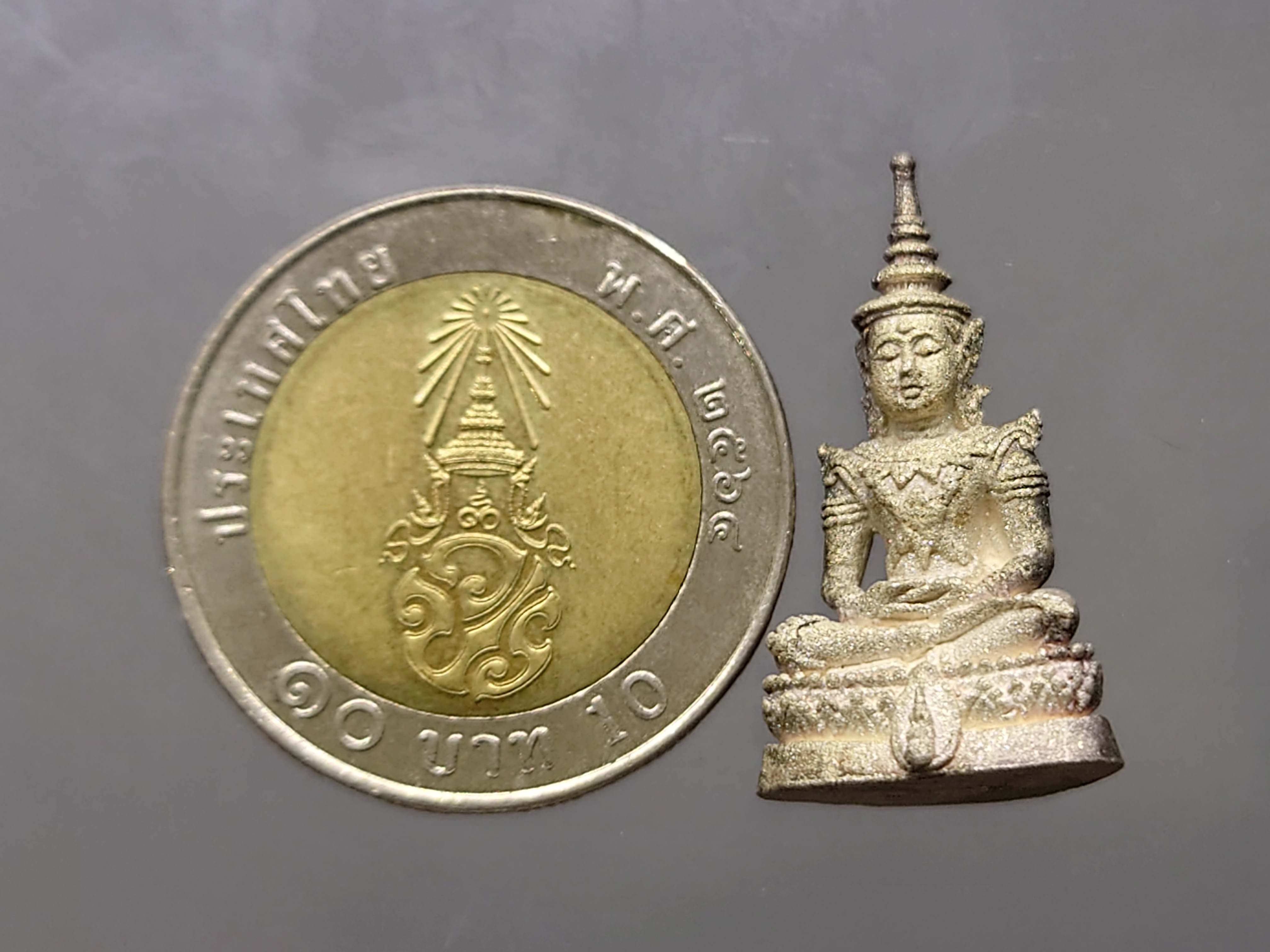 พระแก้วมรกต สธ.ทรงฤดูร้อน ลอยองค์ เนื้อเงินพ่นทราย สมเด็จพระเทพฯจัดสร้าง วัดบวรนิเวศวิหาร ปี 2538 พร้อมกล่องเดิม รับประกันแท้