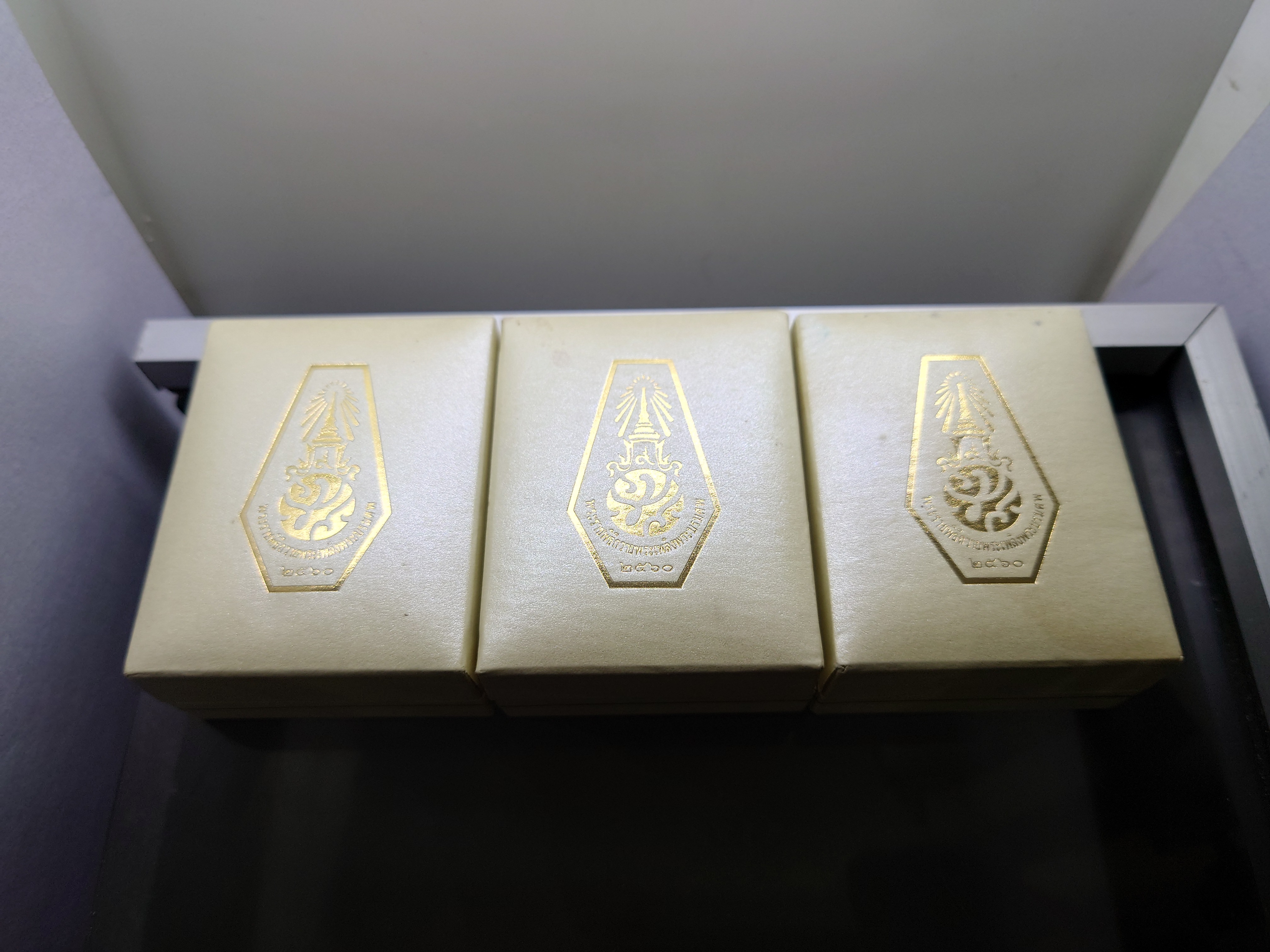 เข็มกลัด ที่ระลึกพระราชพิธีถวายพระเพลิงพระบรมศพ รัชกาลที่ 9 ปี2560